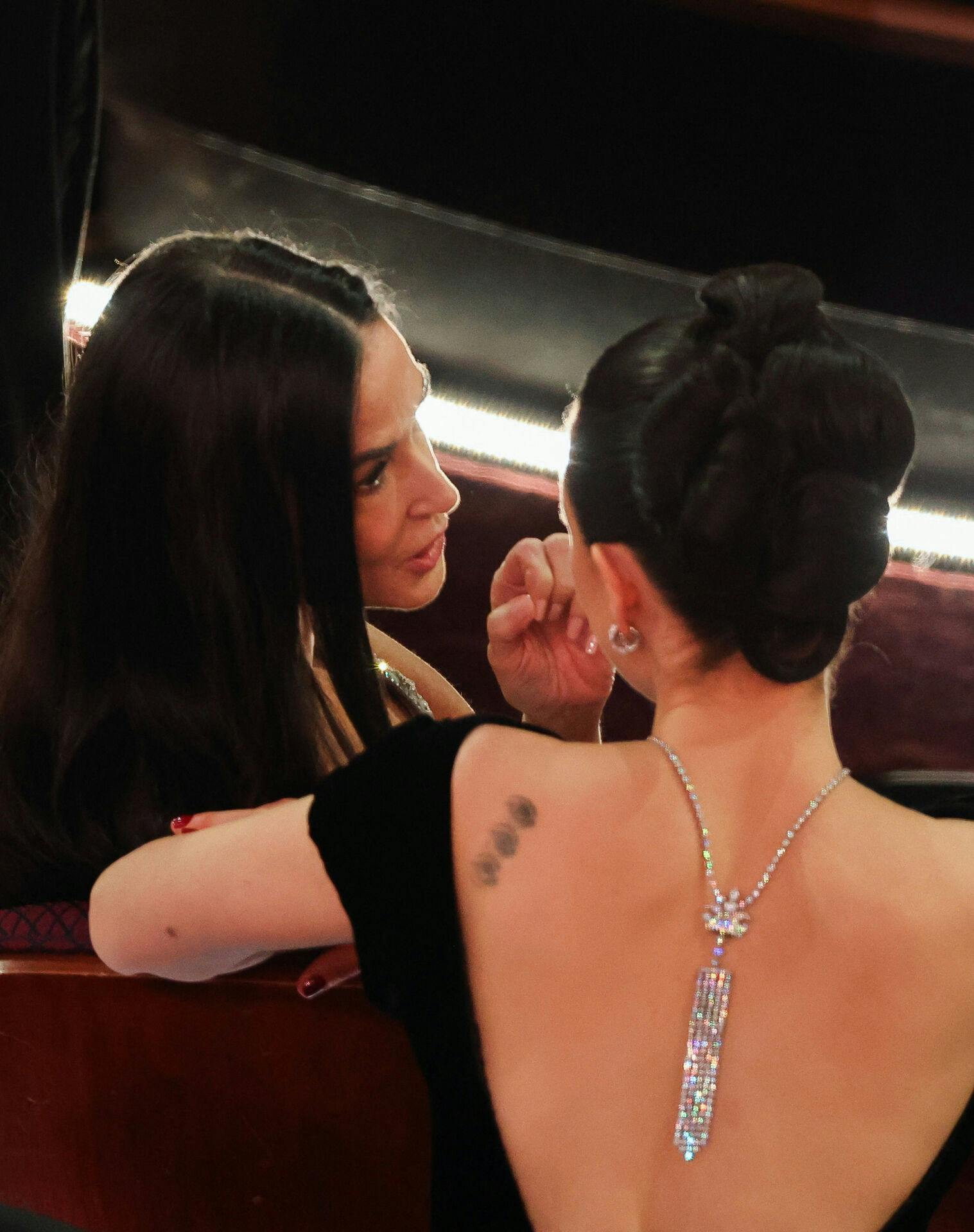 Demi Moore fik sig en lille sludder med sin "The Substance"-medstjerne Margaret Qualley under søndagens Oscar-uddeling.