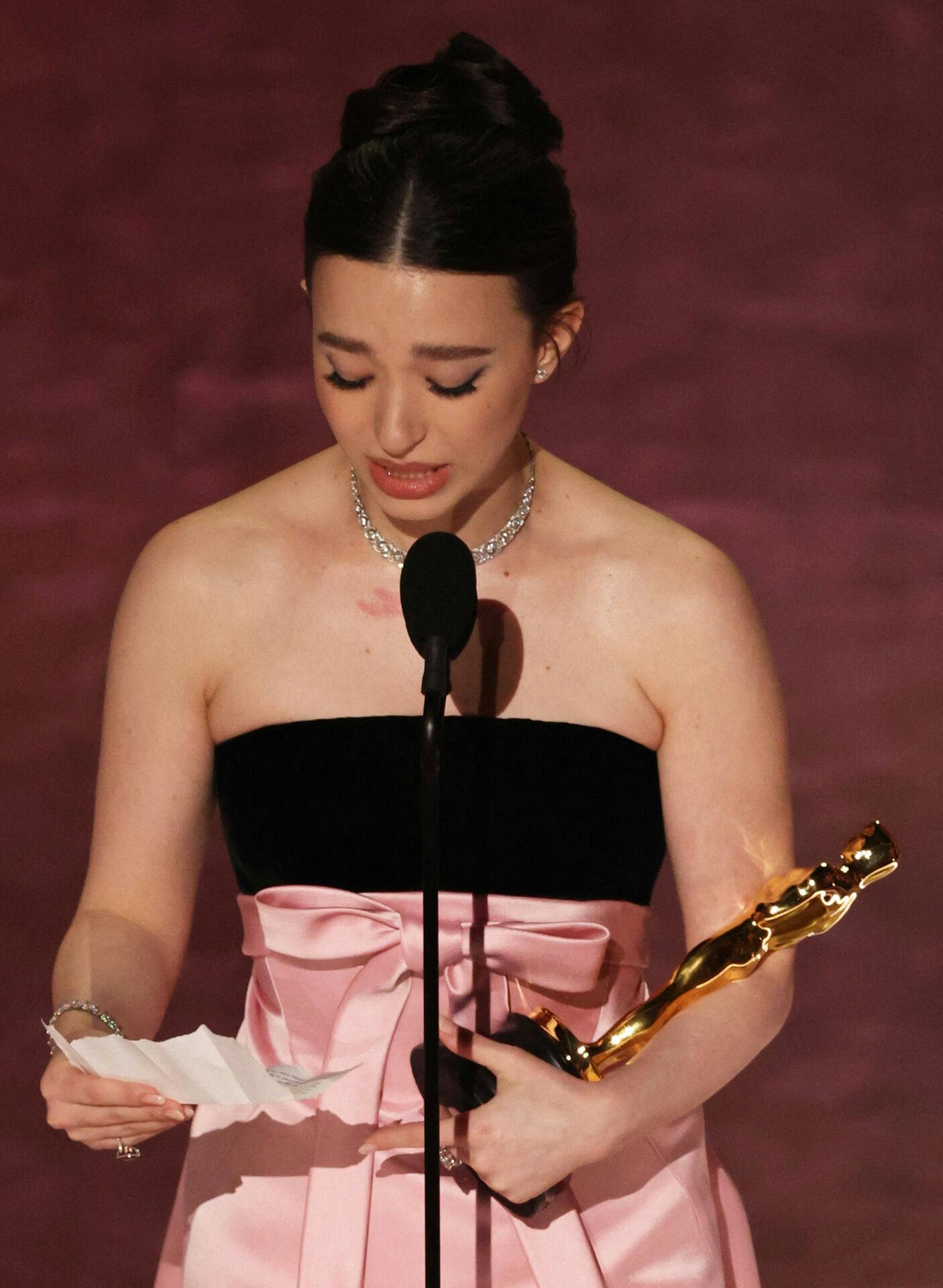 Mikey Madison undskyldte for at have medbragt en tale på papir med forklaringen, at hun var "meget nervøs".