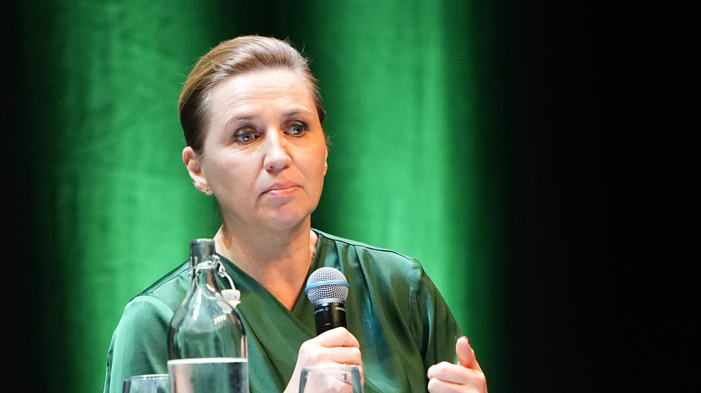 Mette Frederiksen fik salen til at grine. 