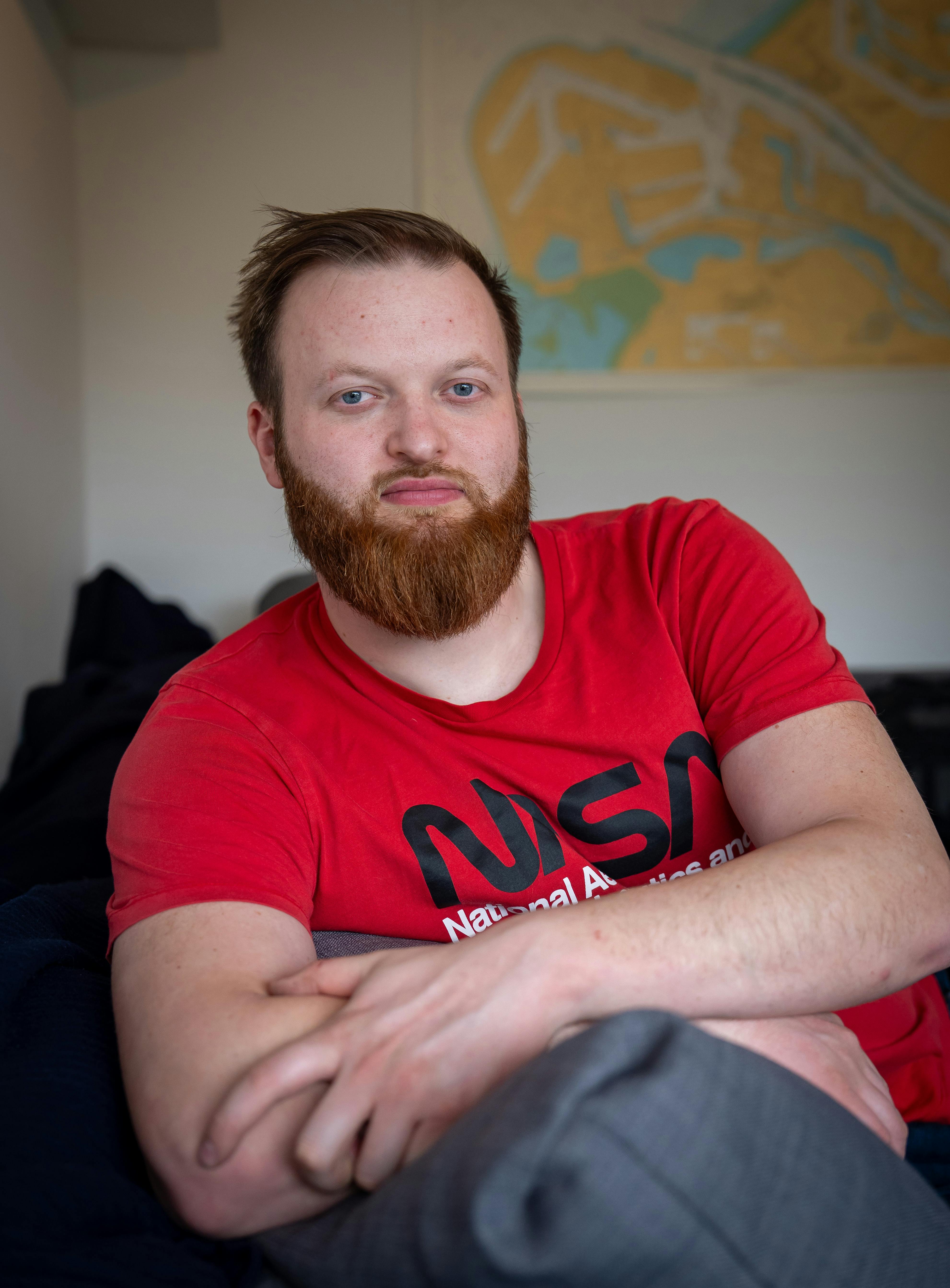 Rasmus har datet en, men er for tiden ude at sejle.