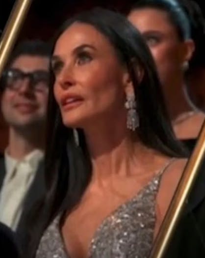 Demi Moore så forhåbningsfuldt op mod scenen, da Emma Stone afslørede, hvem der var Årets bedste kvindelige hovedrolle.