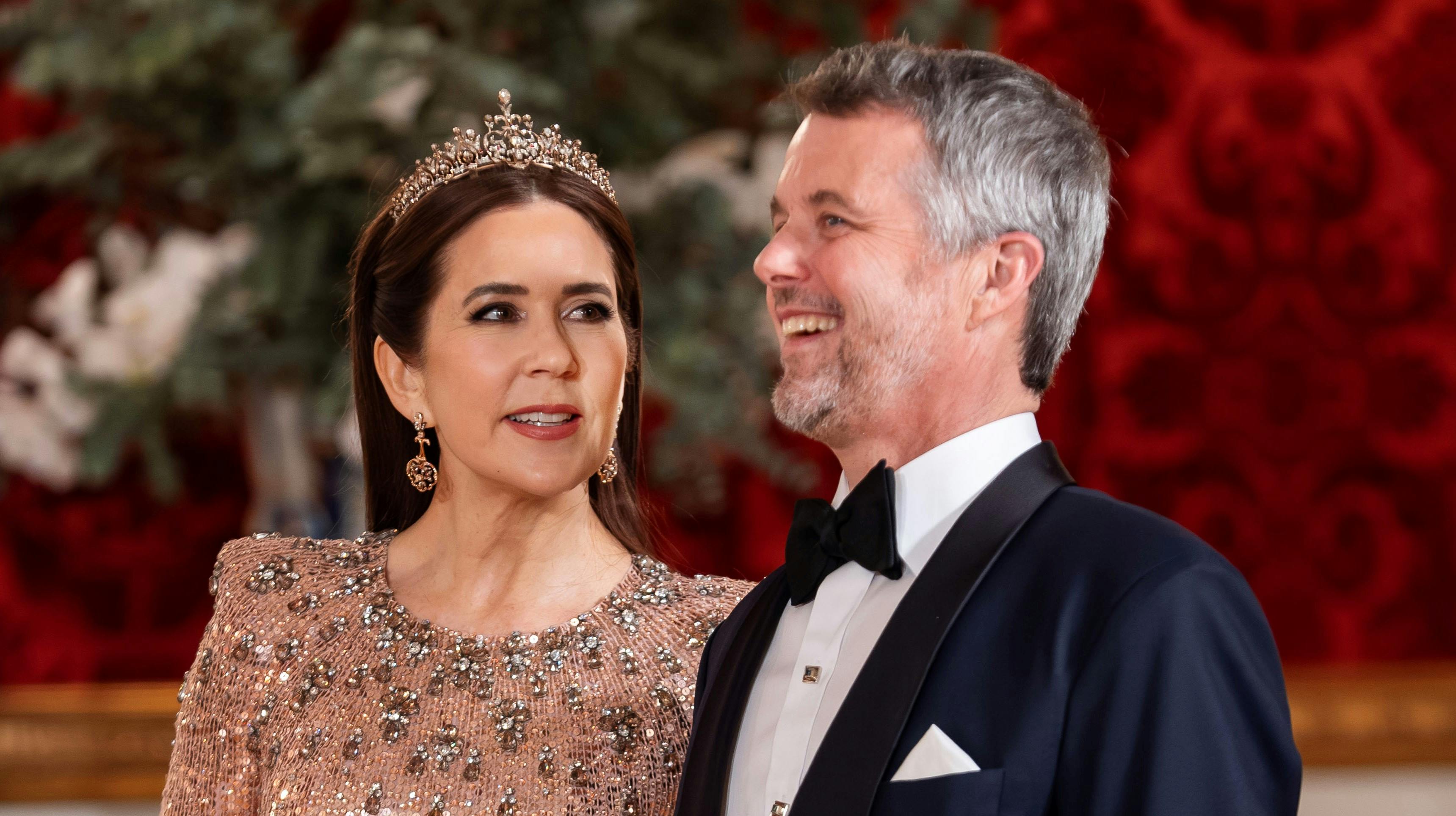 Der stod ristede med det hele på menuen, da Kong Frederik serverede natmad. Pølsevognen blev stod klar i Drabantsalen.