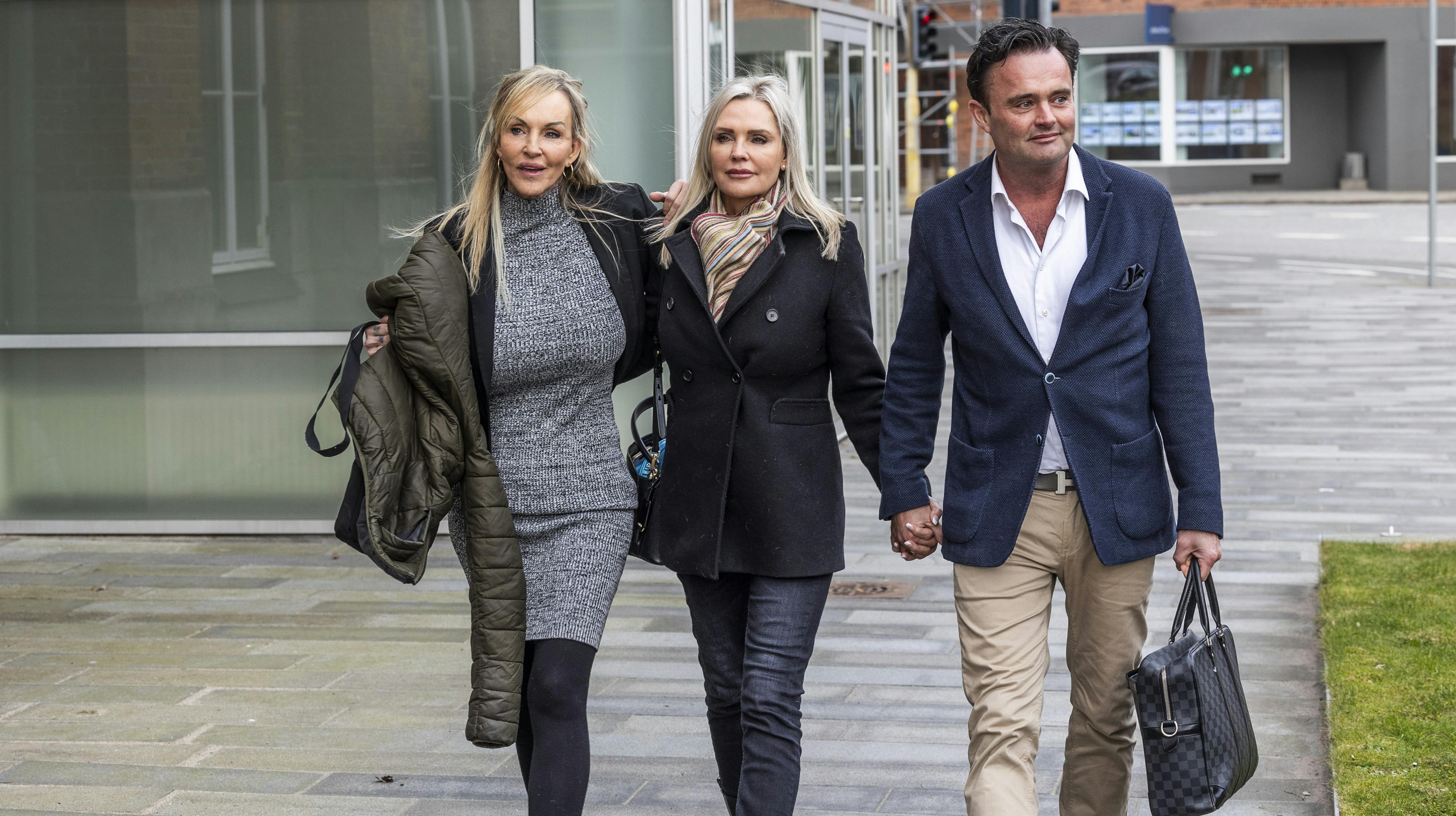 Trekløveren kom gående sammen til retsbygningen.