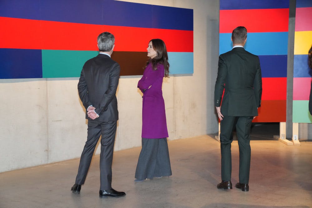 Kong Frederik og den finske præsident, Alexander Stubb, trak i hver sit sorte klæde og løftede bogstavelig talt sløret for et stort dansk værk på det finske kunstmuseum Emma i Helsinki.