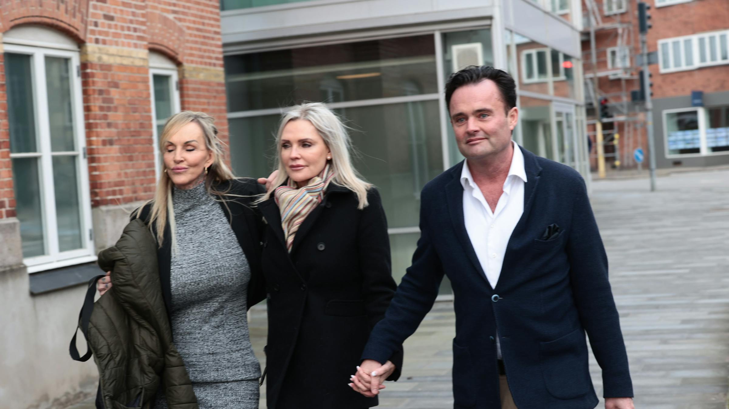 Her ankom Ree-lejren til retten.