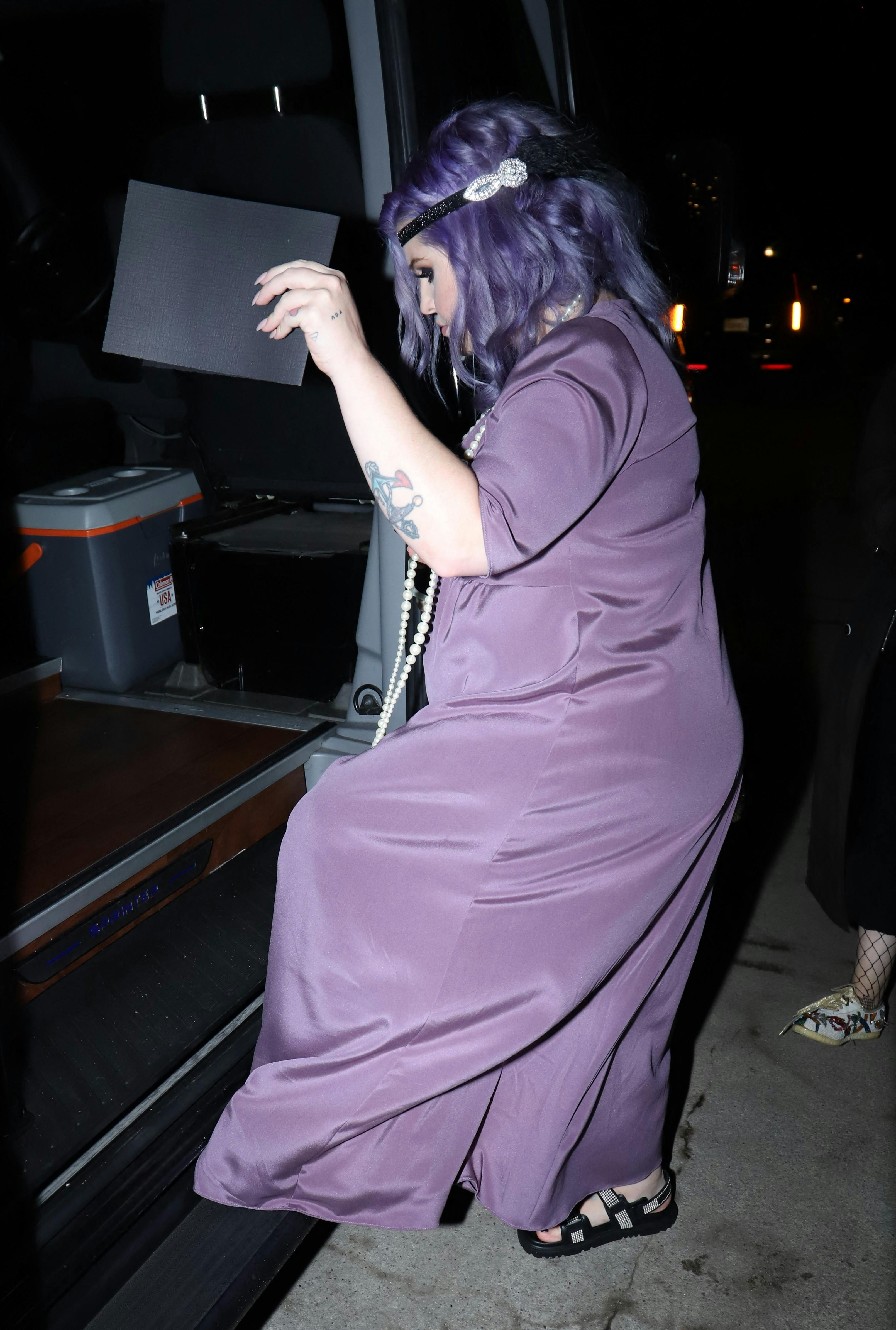 EXCLUSIVE: Sharon Osborne throws an intimate Gatsby themed birthday party at her home ahead of her 70th. Guests and friends were served dinner while enjoying a live cabaret performance and magician show. All the guests that left raved about what an incredible, beautiful and emotional party there was in celebration of her. 07 Oct 2022 Pictured: Kelly Osbourne. Photo credit: APEX / MEGA TheMegaAgency.com +1 888 505 6342 (Mega Agency TagID: MEGA905442_004.jpg) [Photo via Mega Agency]