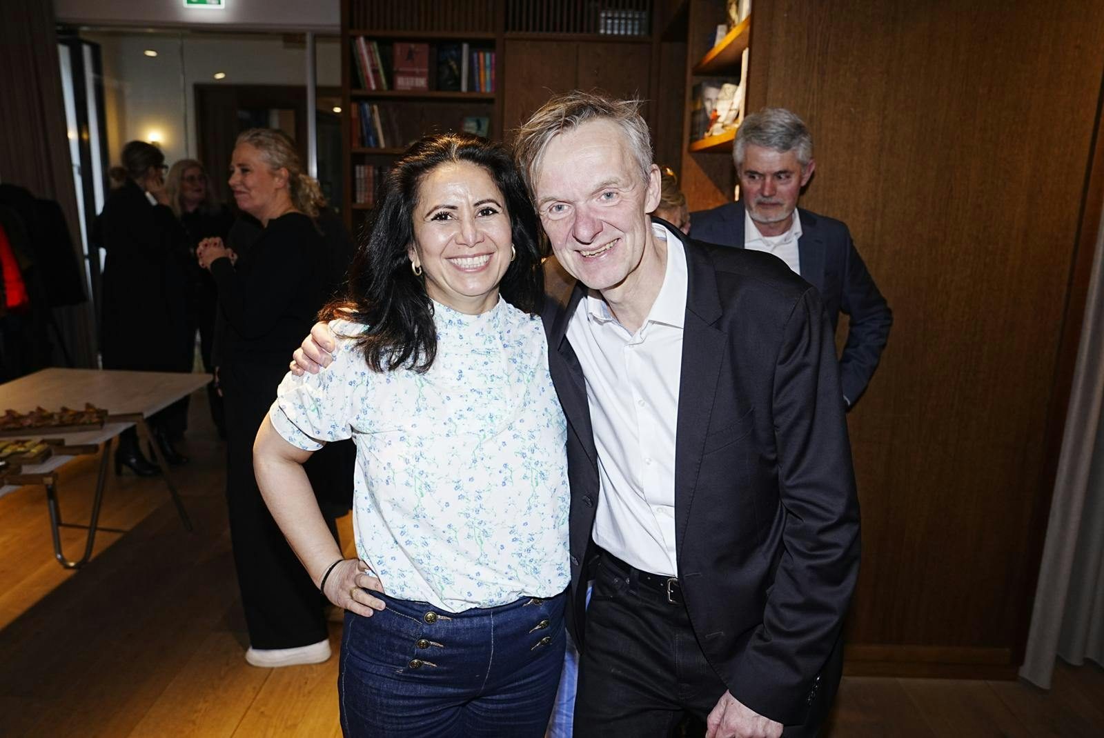 Özlem Cekic kan hurtigt få sig en god snak med Poul Madsen om "småfolk". Han har selv en lille datter og søn.