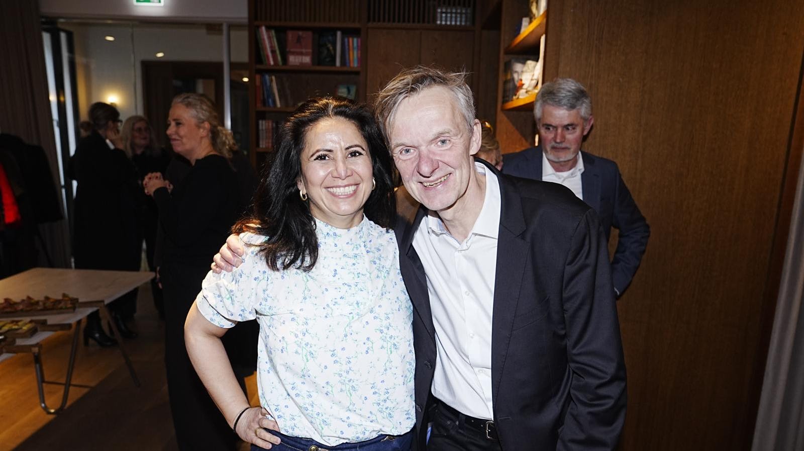 Özlem Cekic kan hurtigt få sig en god snak med Poul Madsen om "småfolk". Han har selv en lille datter og søn.