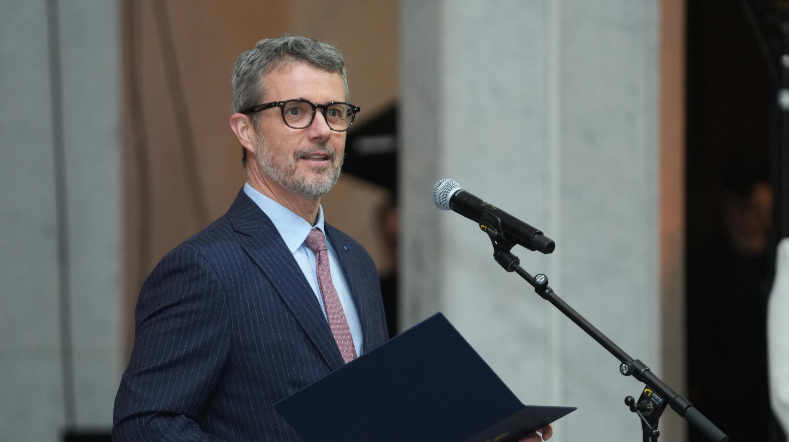 En enkelt god gammeldags far-joke fik hele salen i Finland til at bryde ud i latter. Eller næsten hele salen. Dronning Mary var nemlig ikke helt imponeret over Fredes joke.