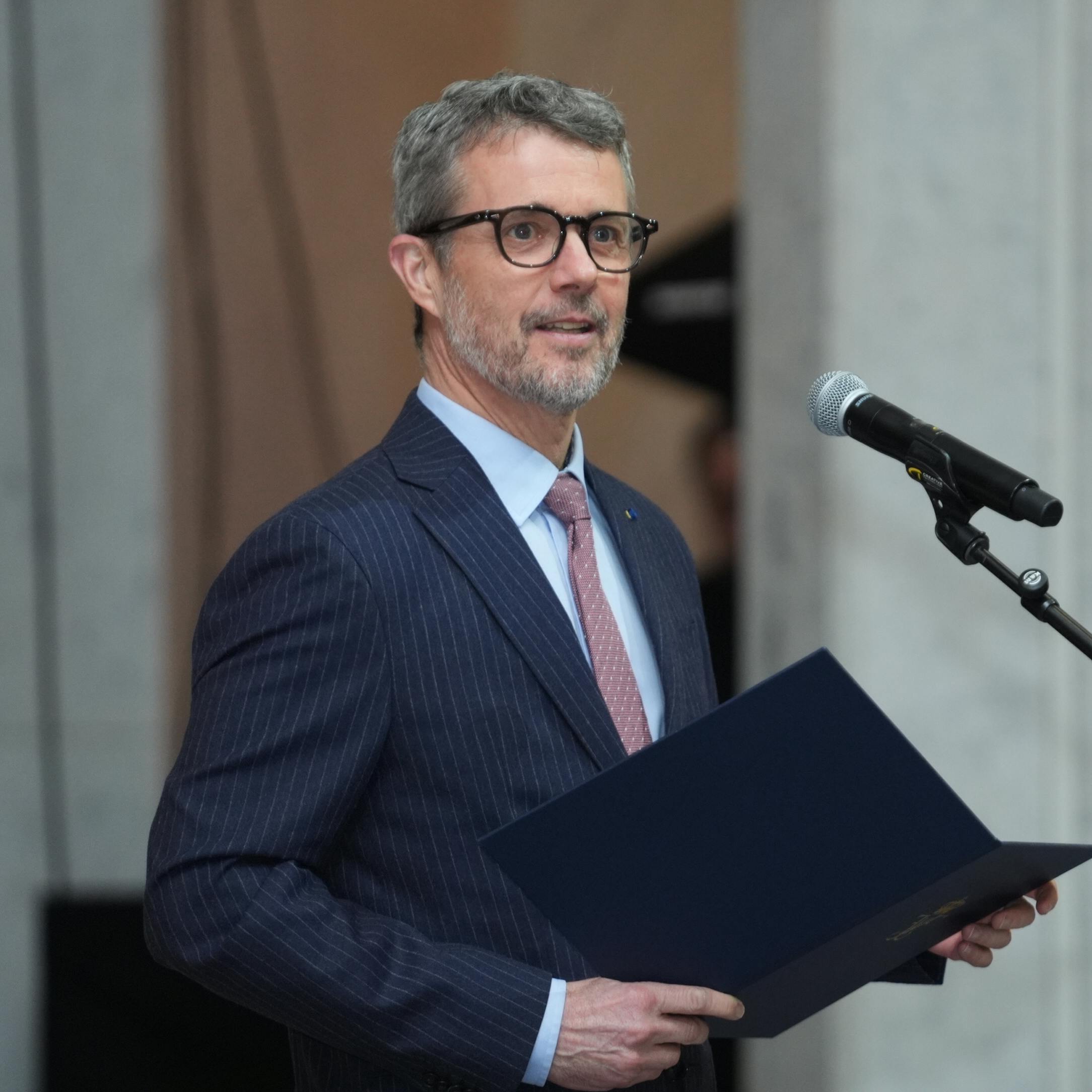 En enkelt god gammeldags far-joke fik hele salen i Finland til at bryde ud i latter. Eller næsten hele salen. Dronning Mary var nemlig ikke helt imponeret over Fredes joke.