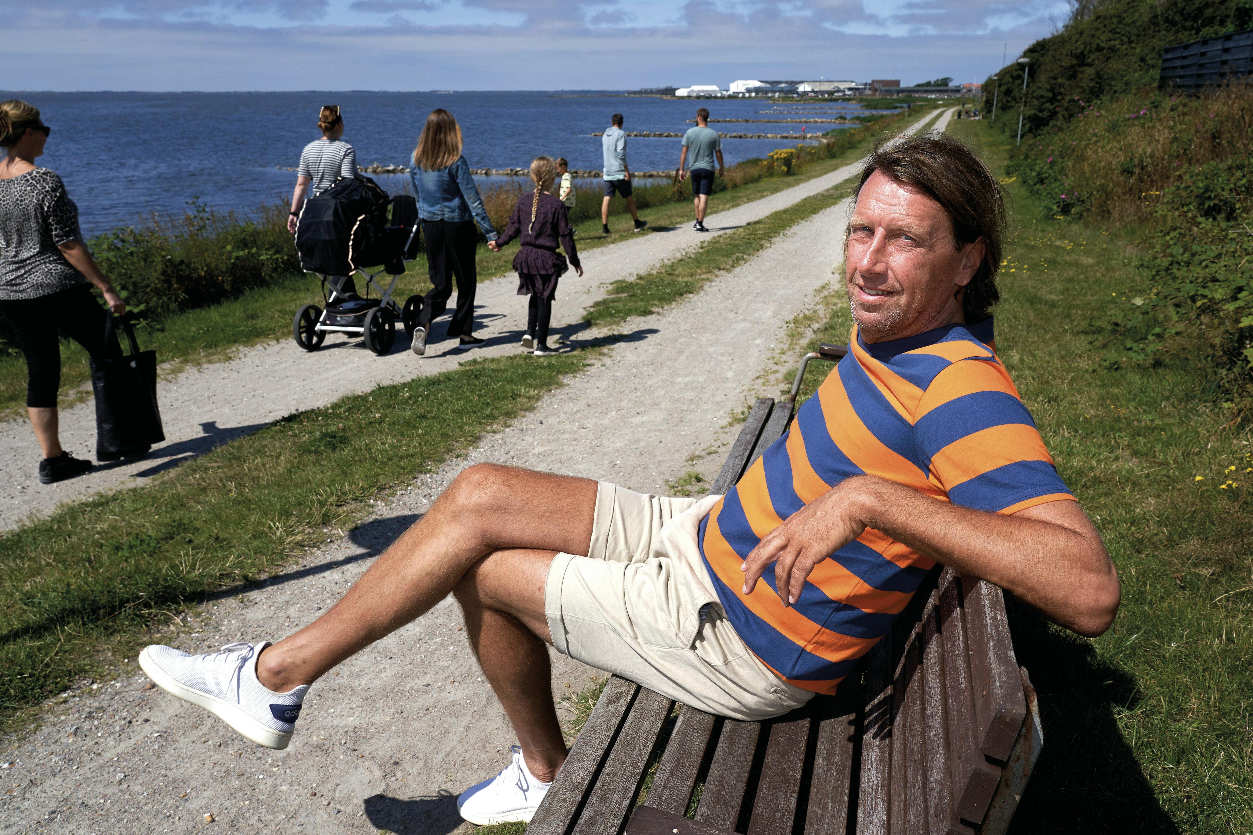 Interview med Anders Agger. Han rejser rundt i verden og laver TV, men han holder fast i Ringkøbing.2019.07.17. Anders Agger, Journalist DR.Sted.Kongshøjvej 16, 6950 RingkøbingFOTO: Lars AarøTekst:Ken RichterDato: (2019.07.17)