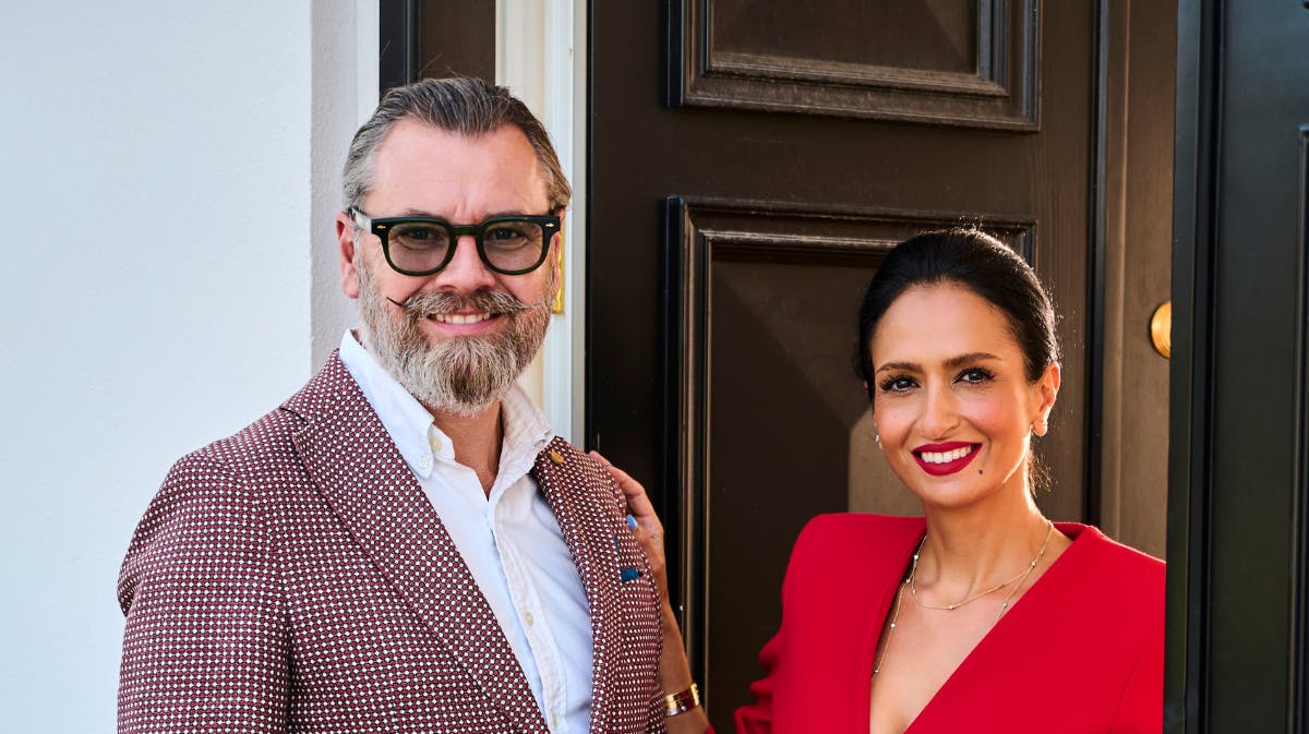 Der er højt til loftet hjemme hos Elbæks, hvor Farnaz sagtens kan bede Lars om at ”stoppe med at være en fucking idiot”. – Alle de ting, der nu er i et ægteskab, kommer jo med ind på kontoret, afslører Lars ærligt i programmet.