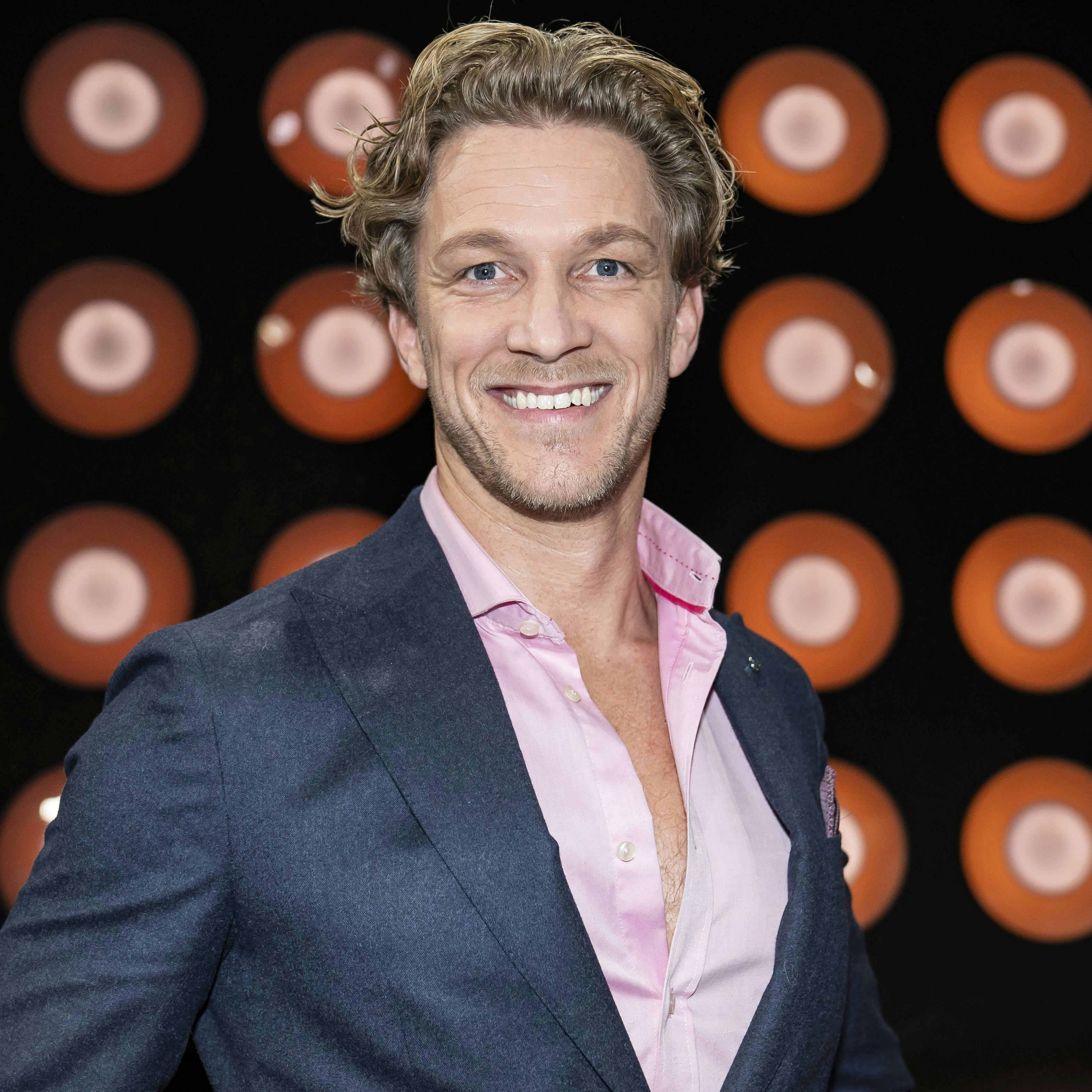 OPGAVE: Vild med dans program 8Gæstedommer Michael OlesenSTED: Vermundsgade 40JOURNALIST: Laura, NikolajFOTOGRAF: Hanne JuulDATO: 20231110