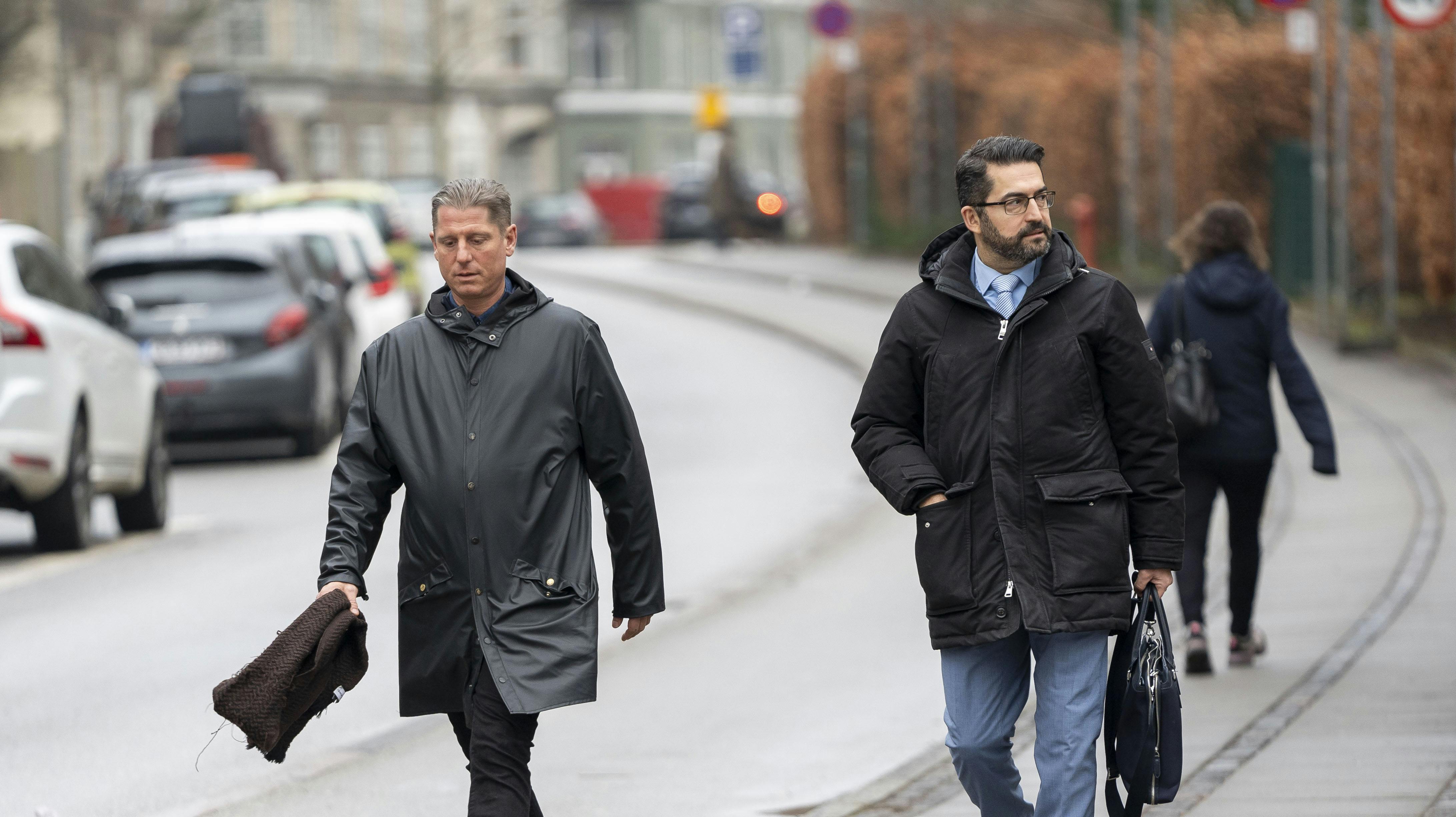 Robert Hansen ankom til retten med sin forsvarsadvokat, Erbil Kaya, hvor de var godt forberedt. Det viser sig dog, at nogle af deres egne beviser, som skulle tale Roberts sag, faktisk har gjort det modsatte.