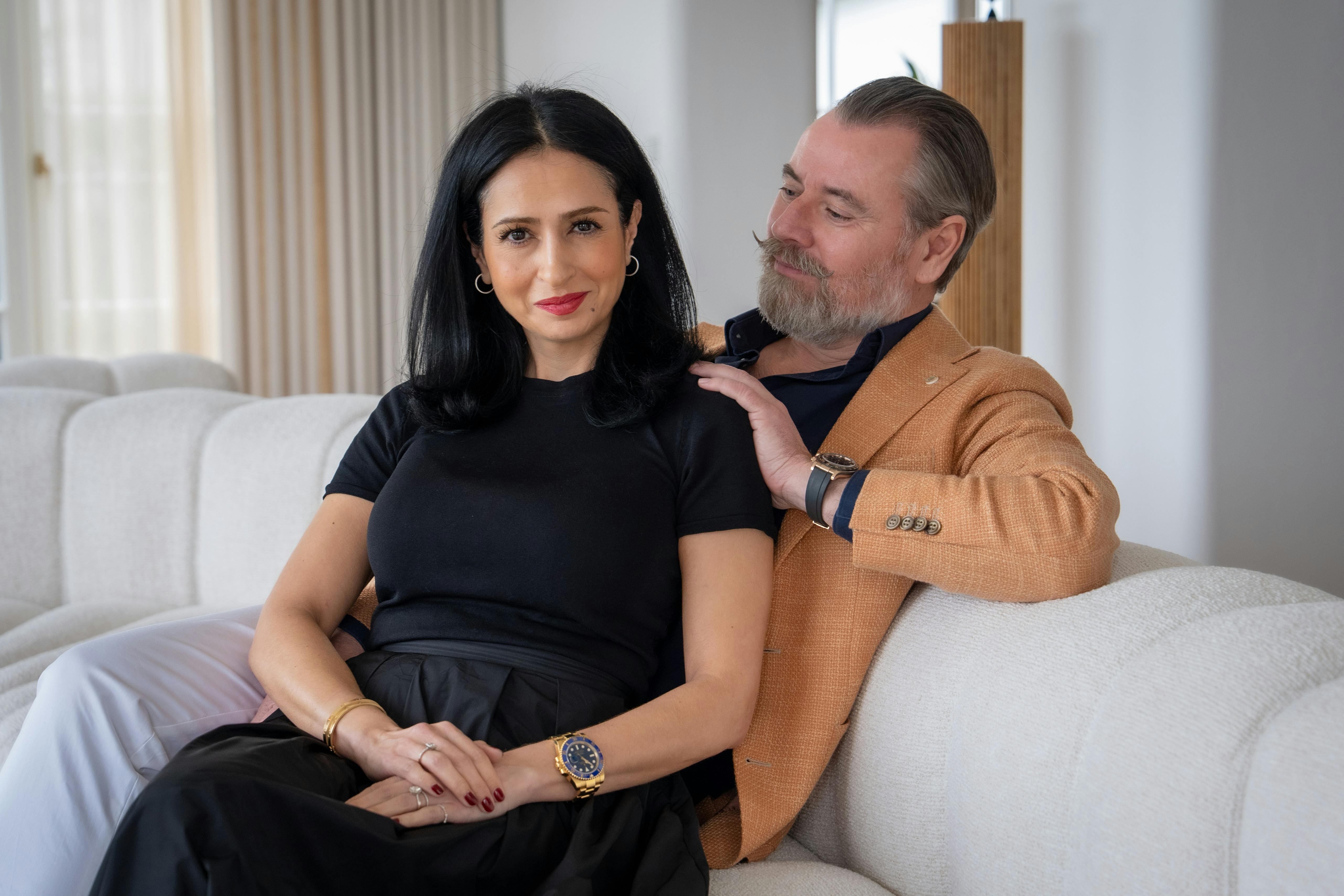 Selv om Lars ser konen som et trofæ, slog hun tidligt fast, at hun bestemt ikke er nogen ”trophy wife”.