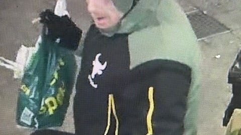 Den mand efterlyses for at have begået et røveri mandag aften i Odense.