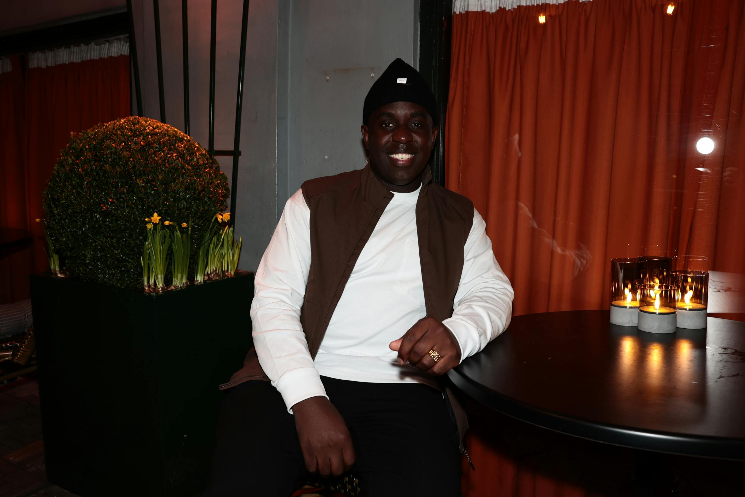 Melvin Kakooza har god grund til at smile - i aften åbnede hans cocktailbar nemlig.