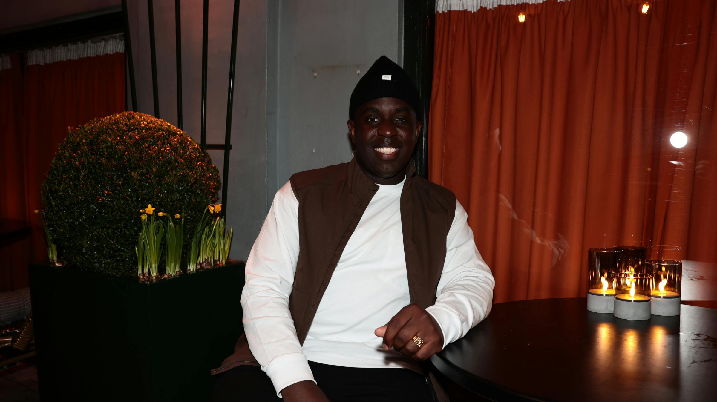 Melvin Kakooza har god grund til at smile - i aften åbnede hans cocktailbar nemlig.