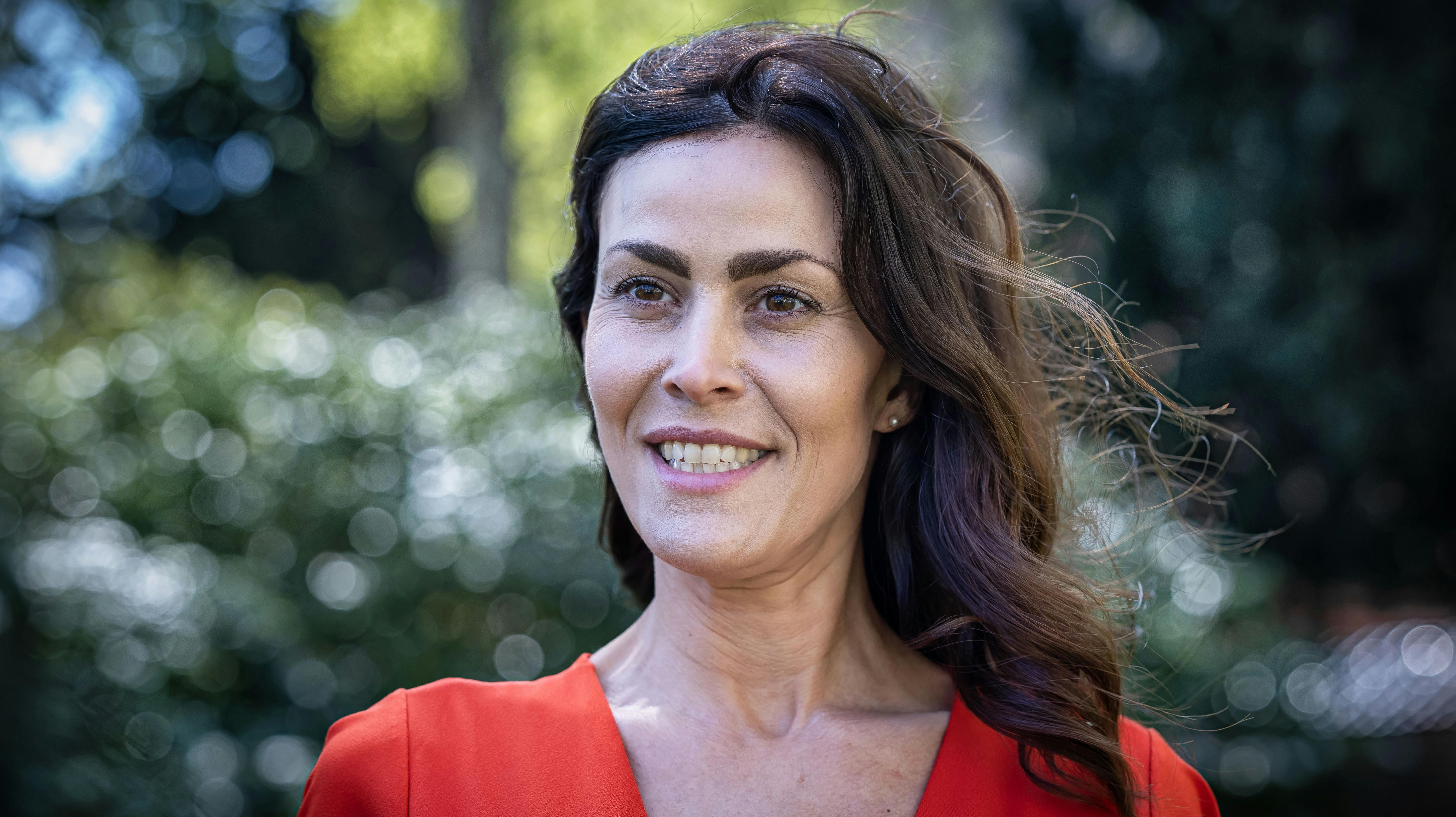 DF-politiker Mette Thiesen er faldet pladask for madanmelder Søren Frank – turtelduerne mødte hinanden på Dot og Morten Messerschmidts altan en festlig aften i november sidste år