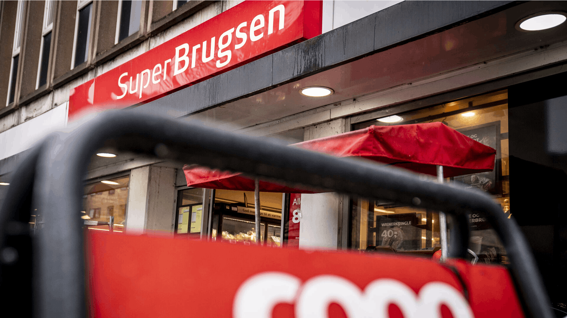 En redbull-dåse spiller en central rolle i en voldssag mod en 22-årig mand. Han gik amok i sjællandsk supermarked.