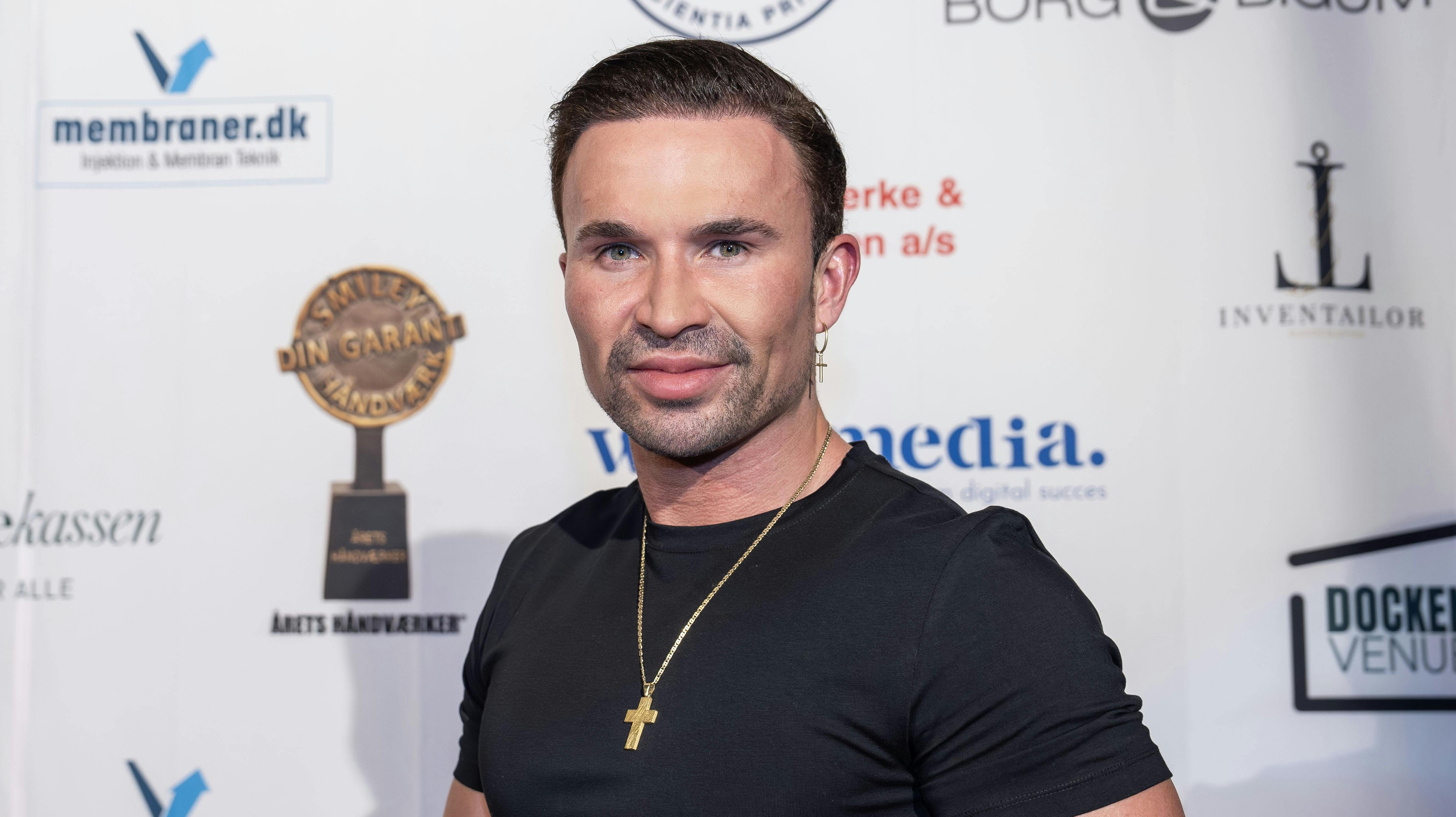 Gustav Salinas trækker sig som direktør for Salinas Slik. Det skriver han på Instagram.