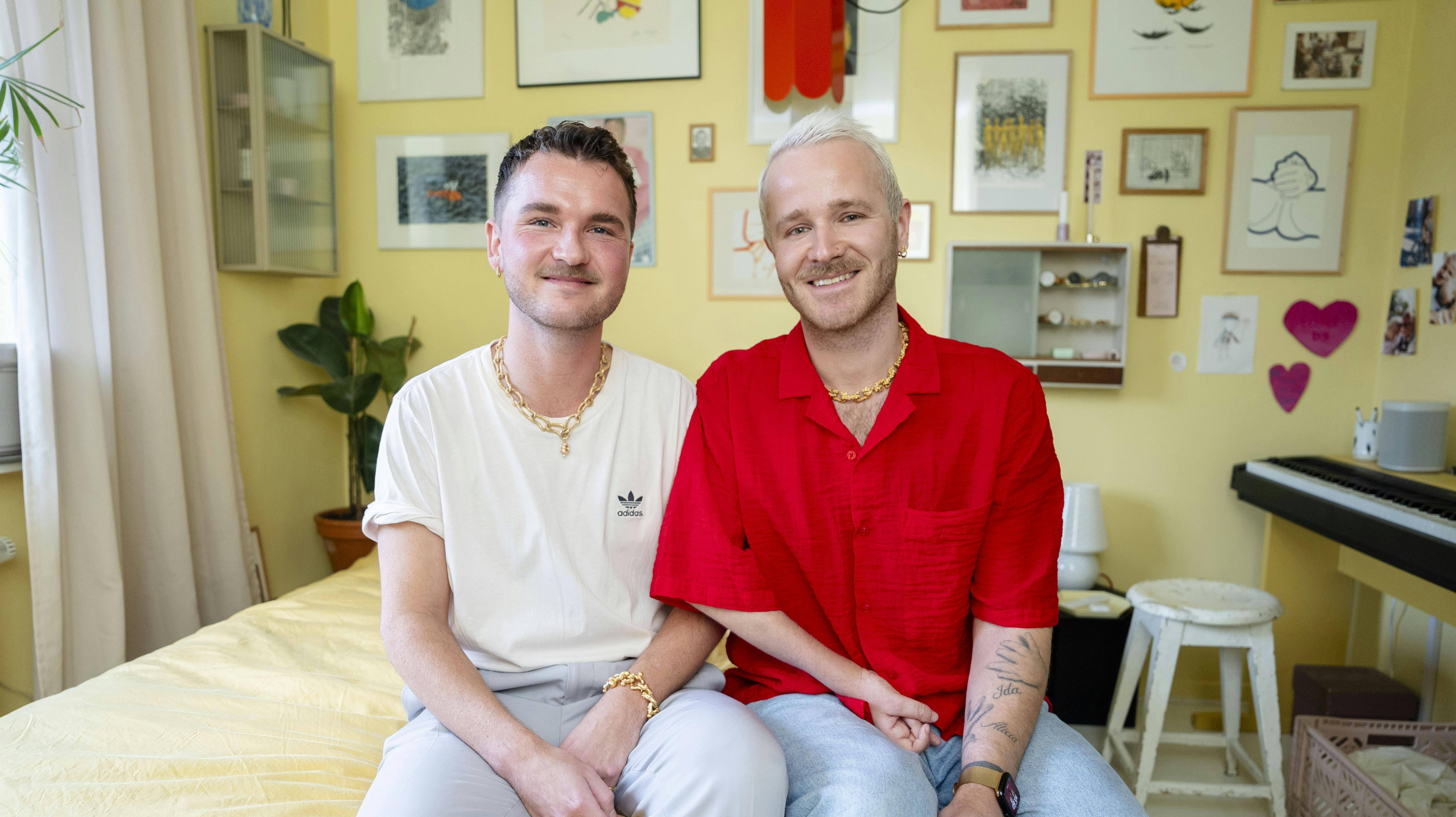 Matias Vase, 32, og Rasmus Cederdorff, 34, fra ”Nybyggerne” kører også en flot stil hjemme på deres 75 kvm i Tilst, hvor særligt den gule farve hitter.