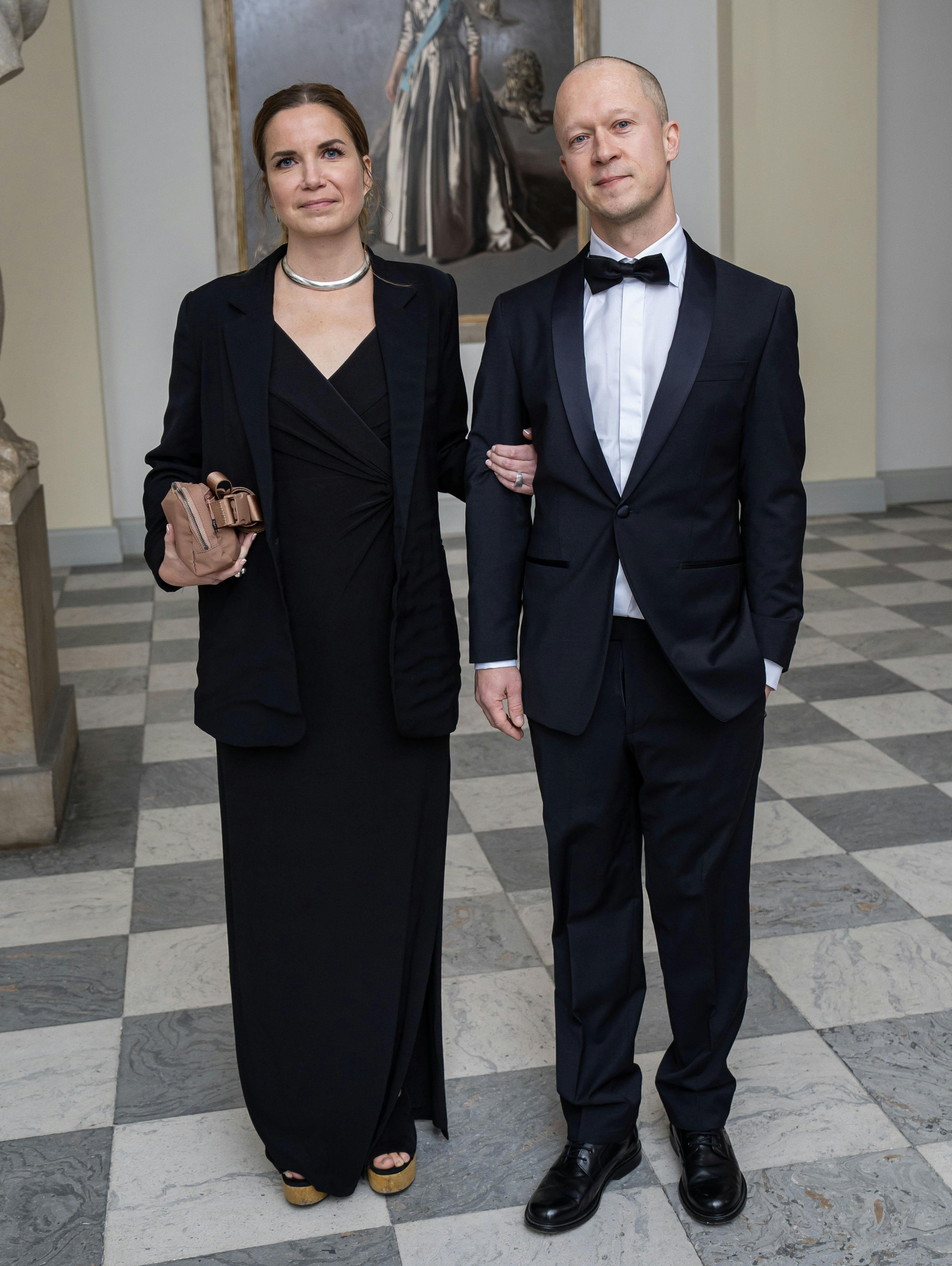 Hvis man zoomer ind på billedet, som Ane Halborg-Møller har gjort, er det til at se, at Simons Tivoli er åben.