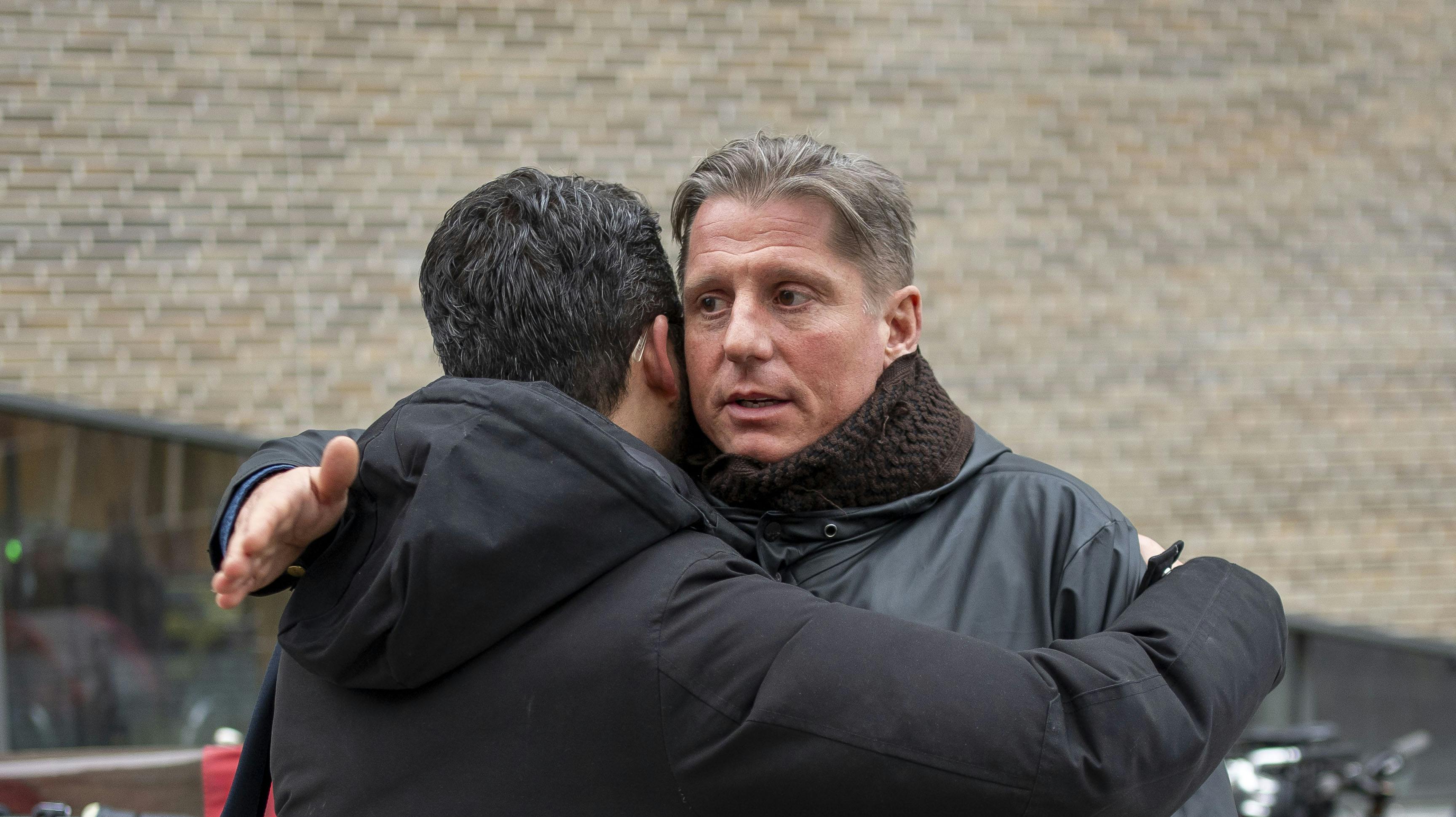 Robert Hansen fik et stort kram af sin forsvarsadvokat efter sidste uges retsmøde, hvor han endte med at blive kendt skyldig i to forhold om vold.