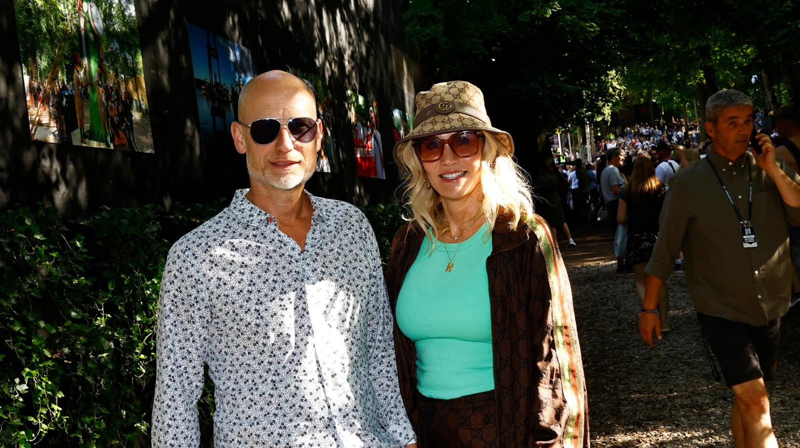 Helles mand Stephen Kinnock, 55, står heller ikke denne gang på skødet til luksuslejligheden i Sydhavnen. Han udrejste officielt af Danmark i 1999, men parret er fortsat gift.