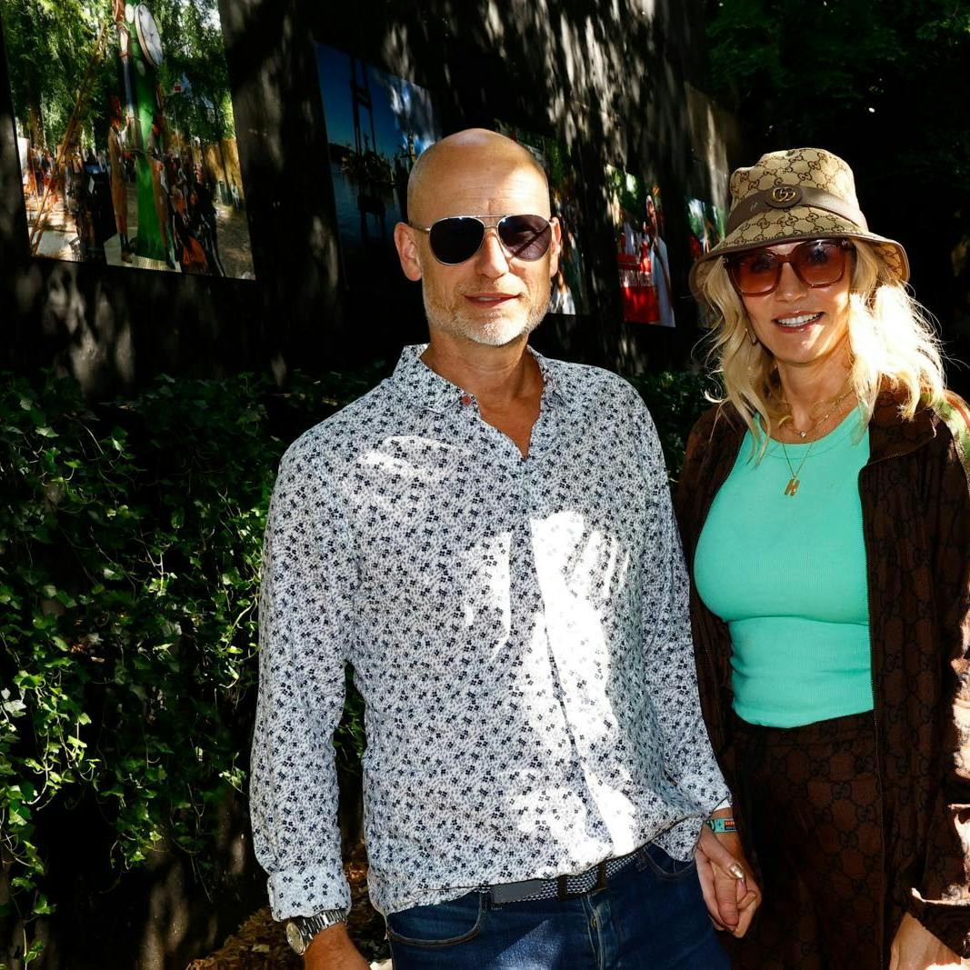 Helles mand Stephen Kinnock, 55, står heller ikke denne gang på skødet til luksuslejligheden i Sydhavnen. Han udrejste officielt af Danmark i 1999, men parret er fortsat gift.