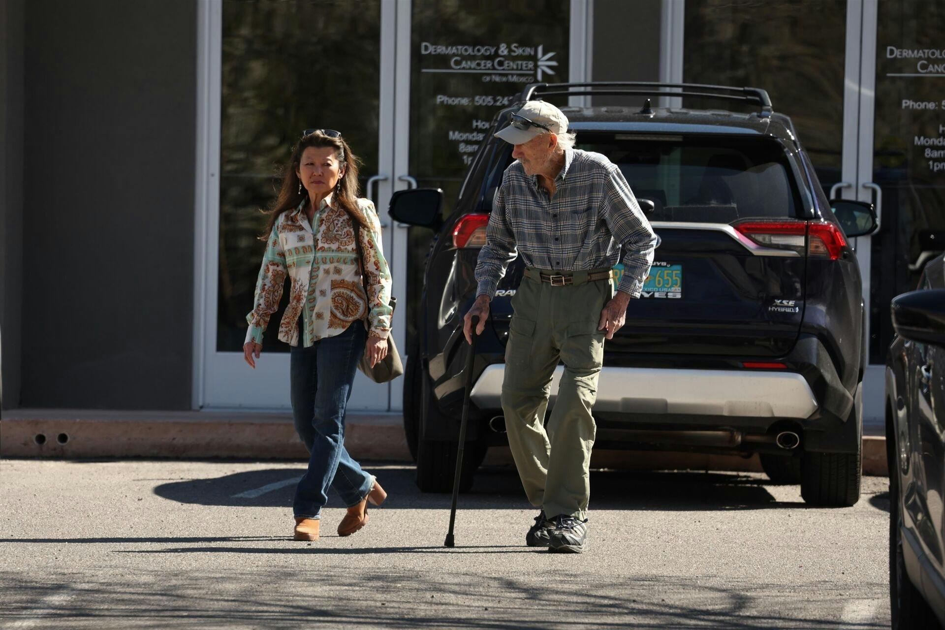 Gene Hackman og hans hustru Betsy Arakawa blev sidste gang fotograferet for omkring et år siden.