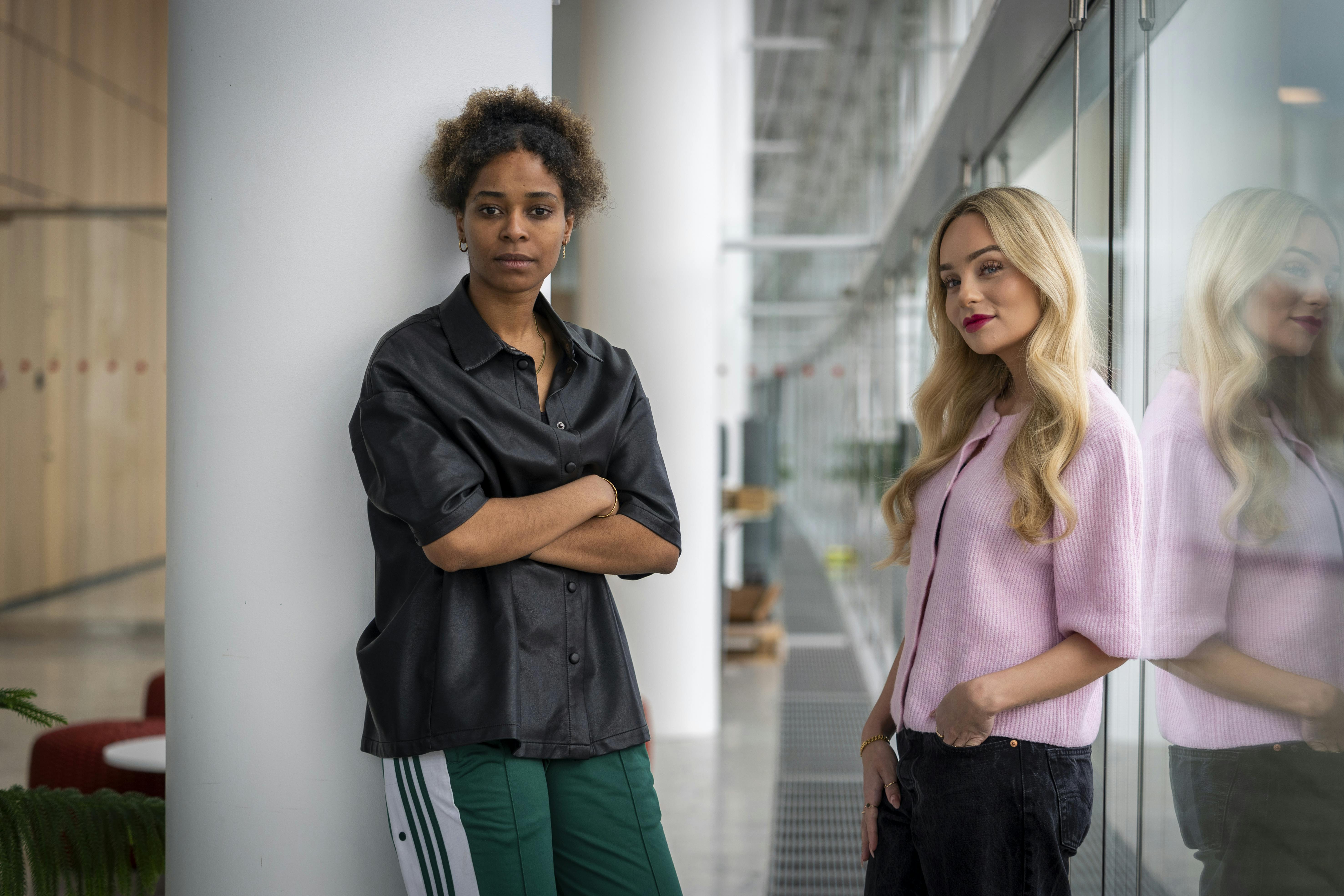 Samira Osman og Teresa Ovenberg står ved deres strategi.