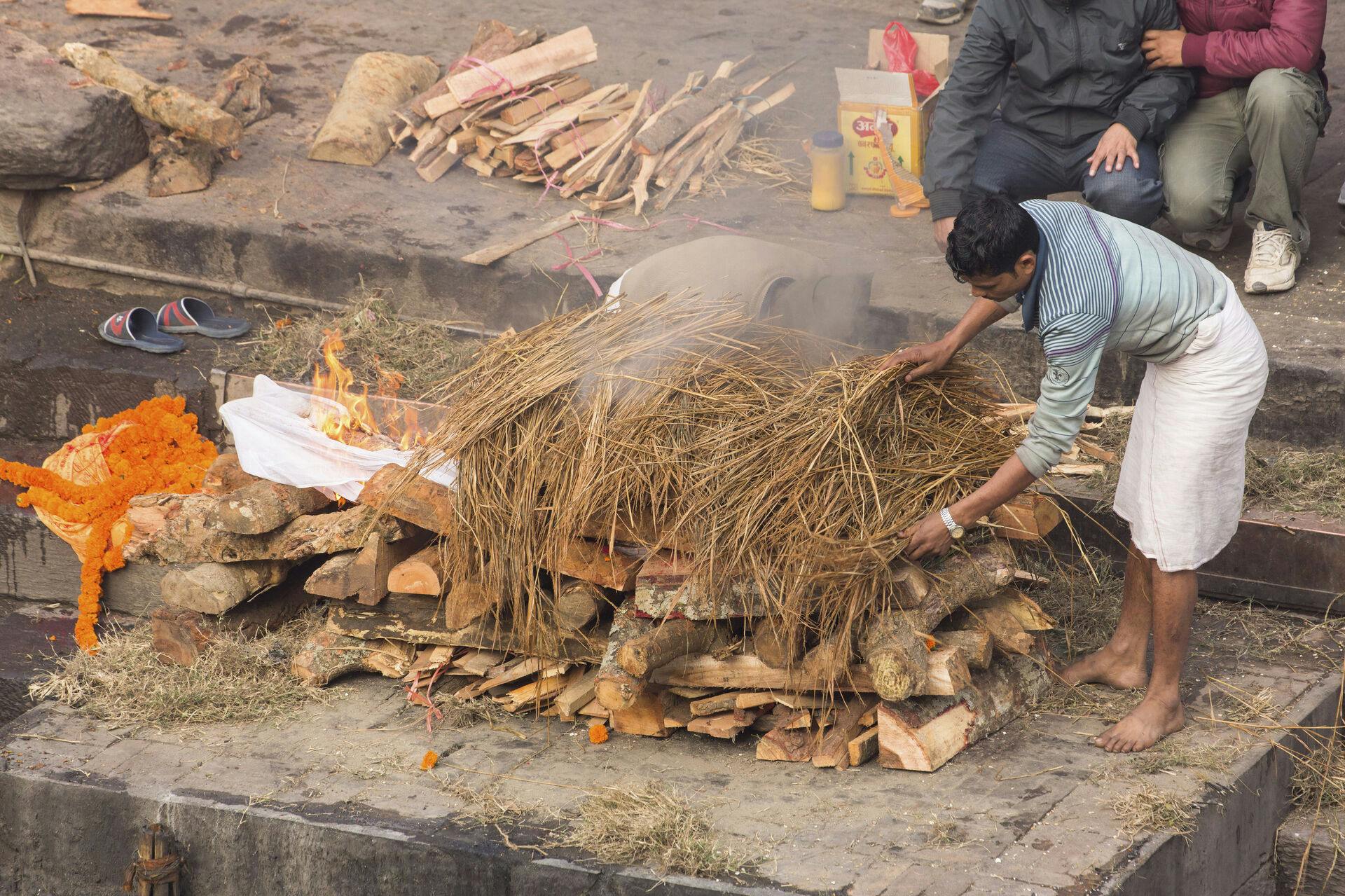 Her er vi i Nepal, hvor det er en udbredt tradition at brænde de døde i fuld offentlighed.