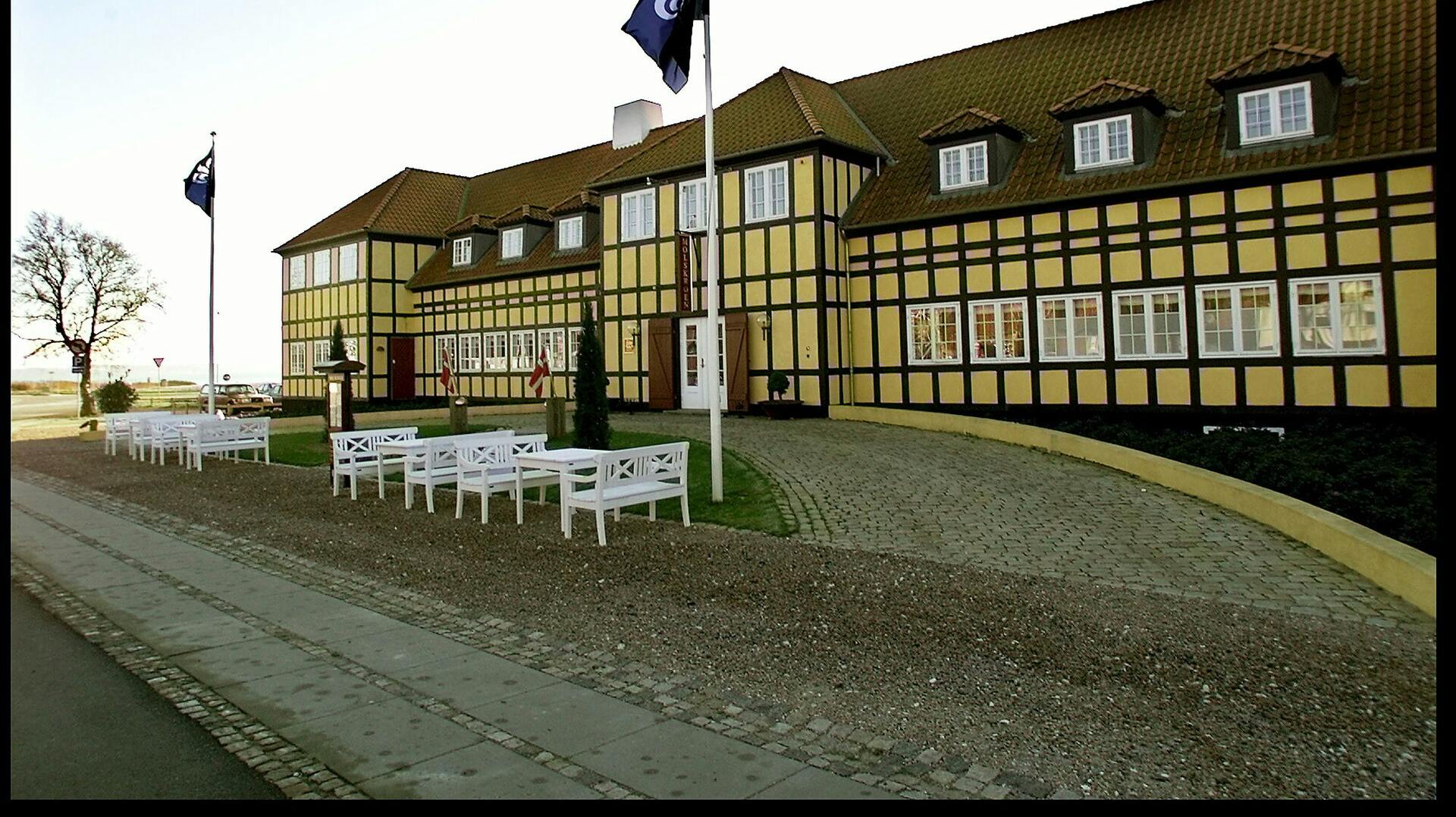 Den gulkalkede kro fra 1924 ligger direkte ud til Ebeltoft vig.