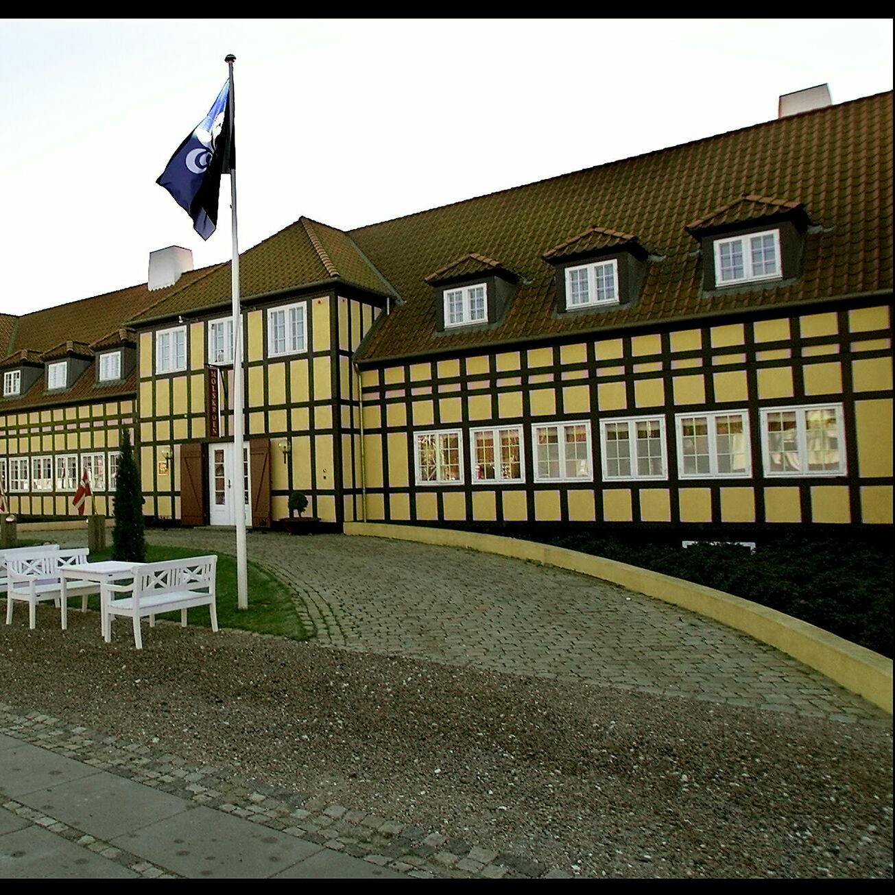 Den gulkalkede kro fra 1924 ligger direkte ud til Ebeltoft vig.