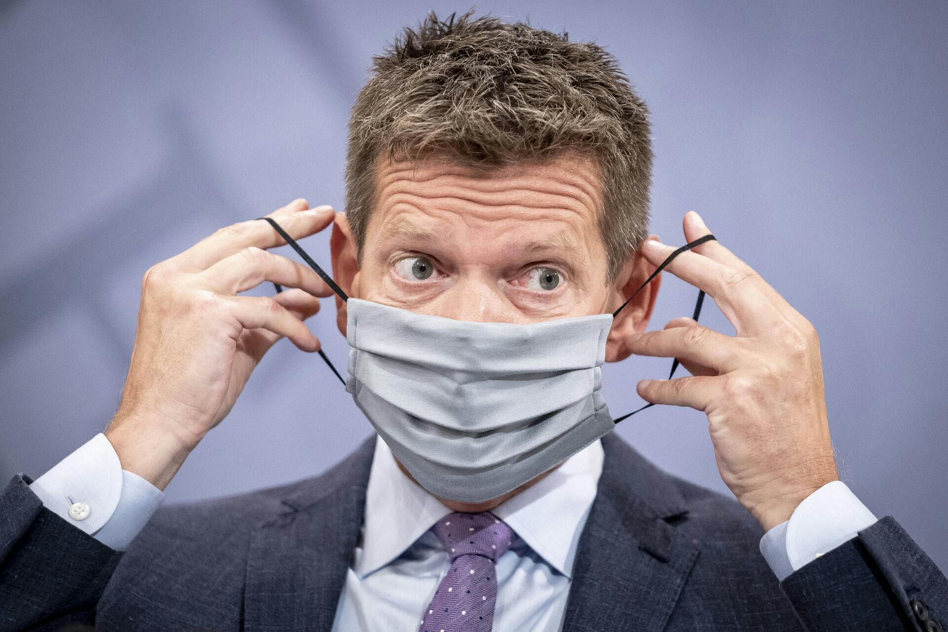 15. august 2020 demonstrerede Søren Brostrøm, hvordan man tager mundbind på