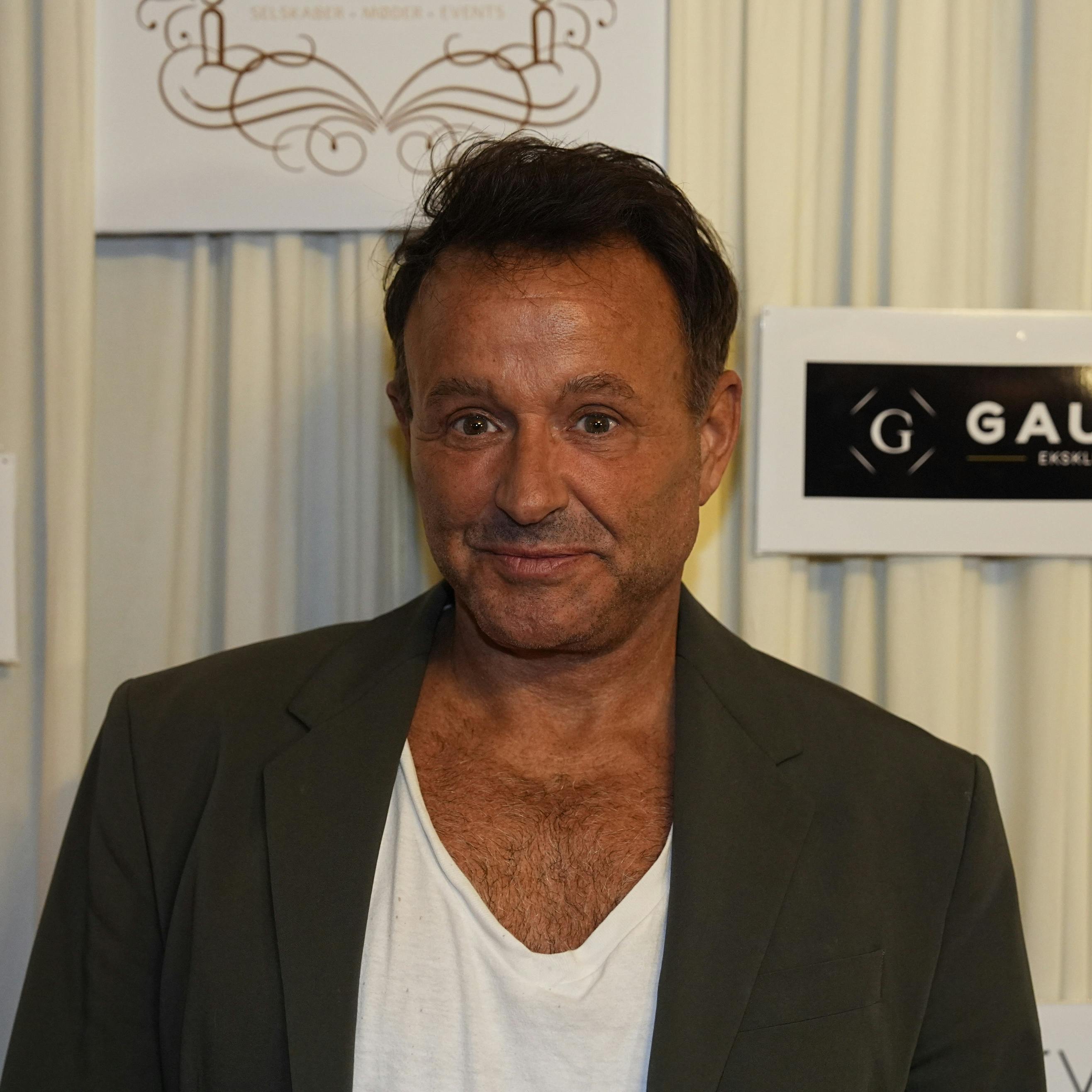 Dennis Knudsen er også med til Janni Rees store dag.