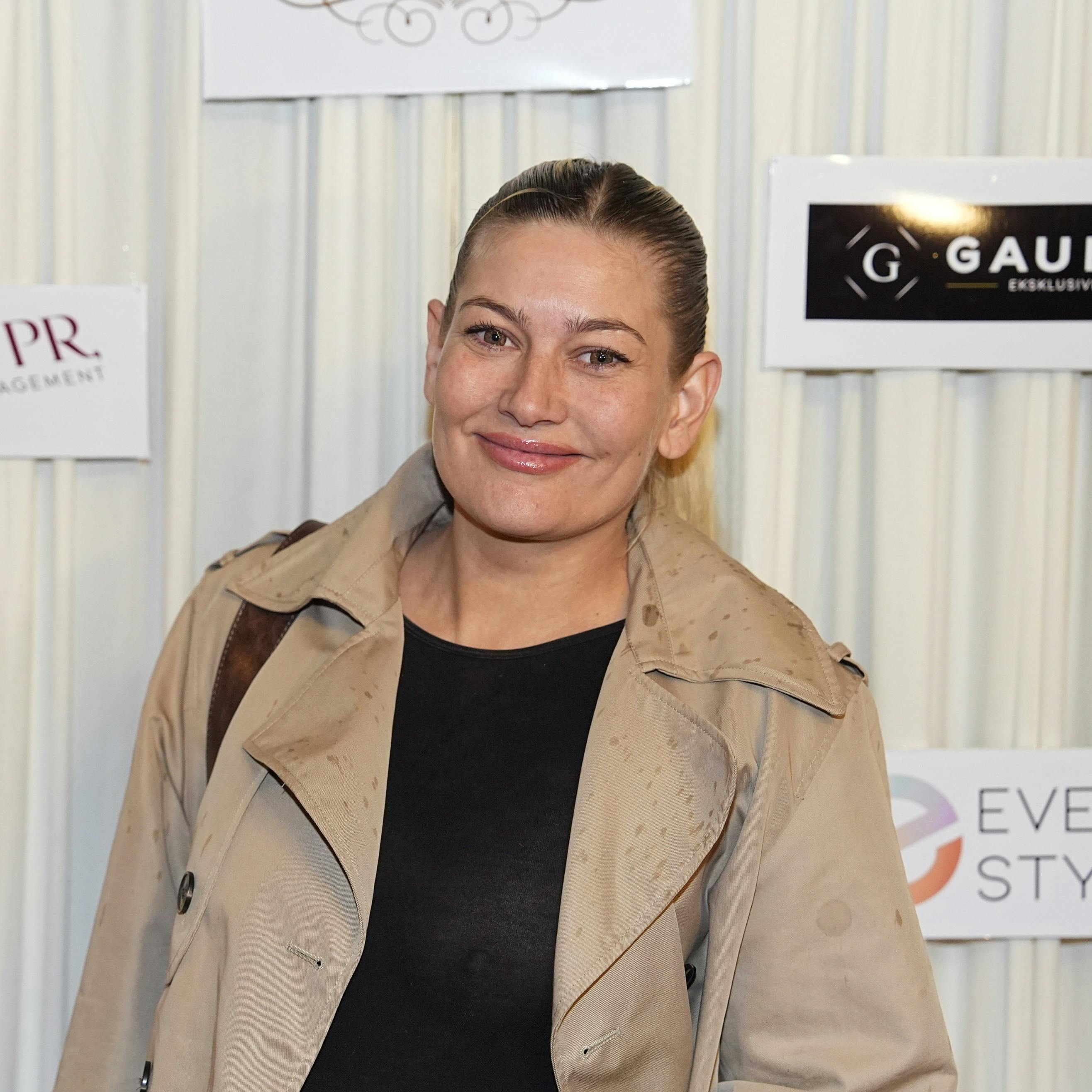 I første øjekast er Pernille Nygaard noget svær at kende med den nye øjenfarve.