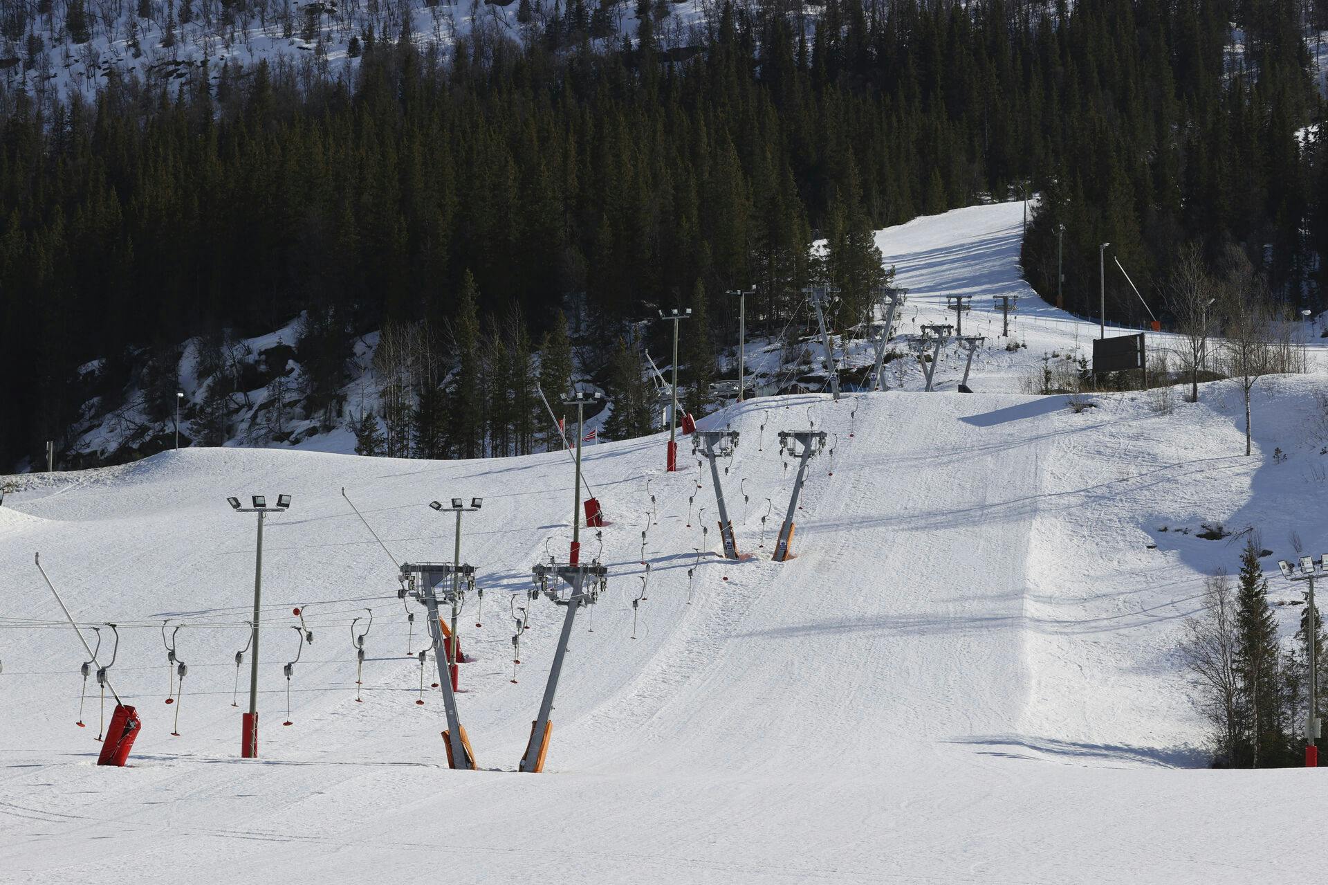 Det populære skiområde Hemsedal i Norge er blevet ramt af en tragedie. To personer er døde efter lavine.