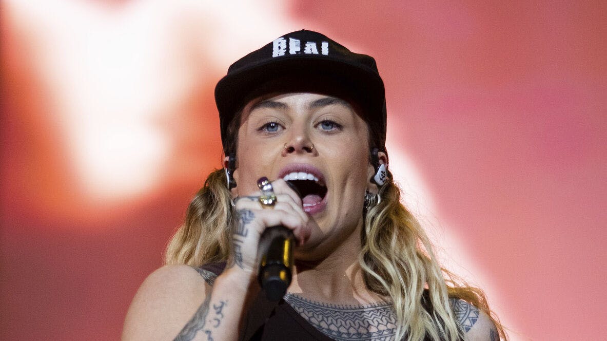 Den australske musiker Tash Sultana afslører i en ny sang, at deres bedre halvdel er ramt af kræft. 