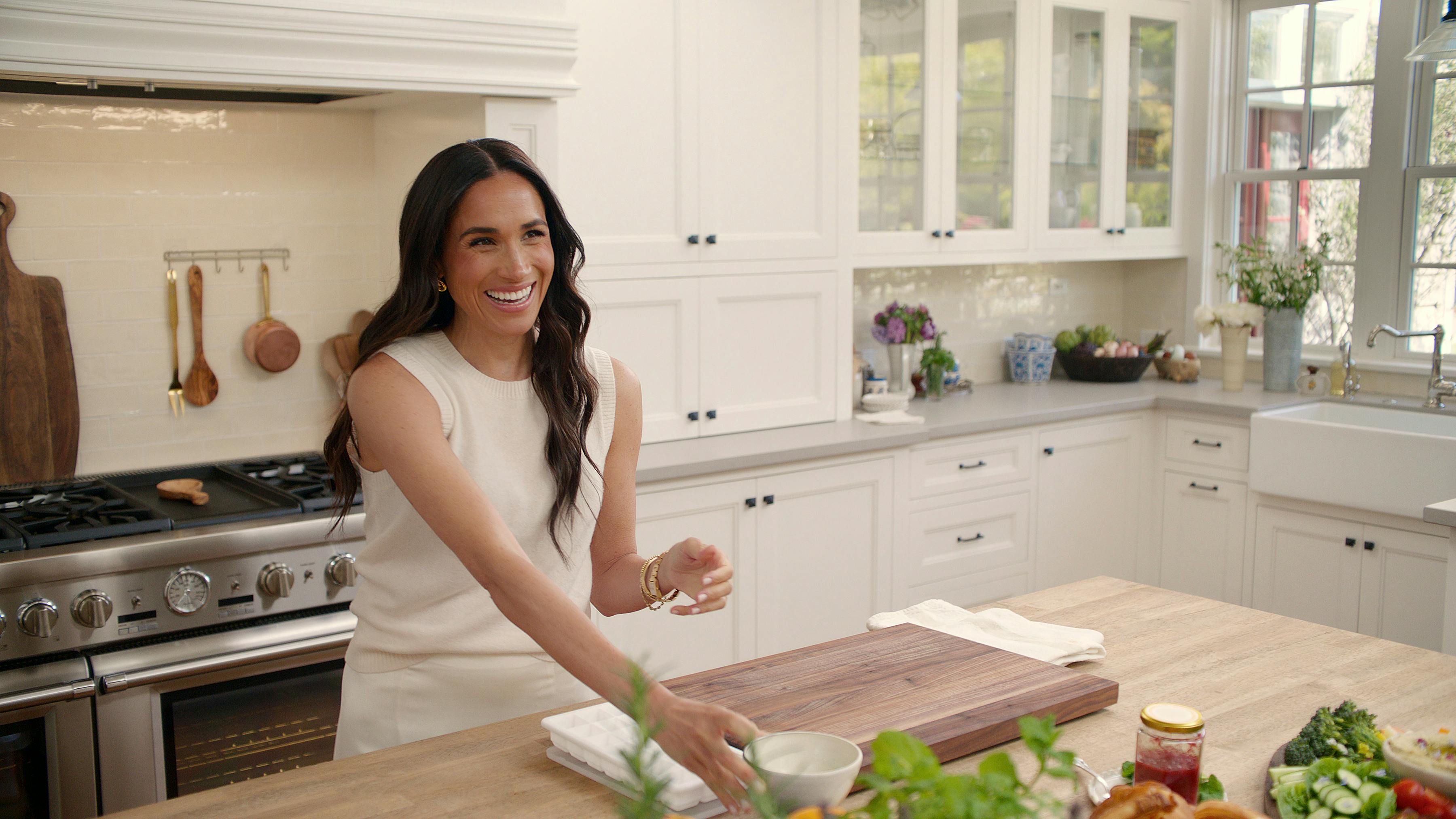 Meghan Markle har tilsyneladende ikke helt styr på køkkenhygiejnen – i hvert fald viser hun i sin nye Netflix-serie, at hun har rå kylling det HELT forkerte sted