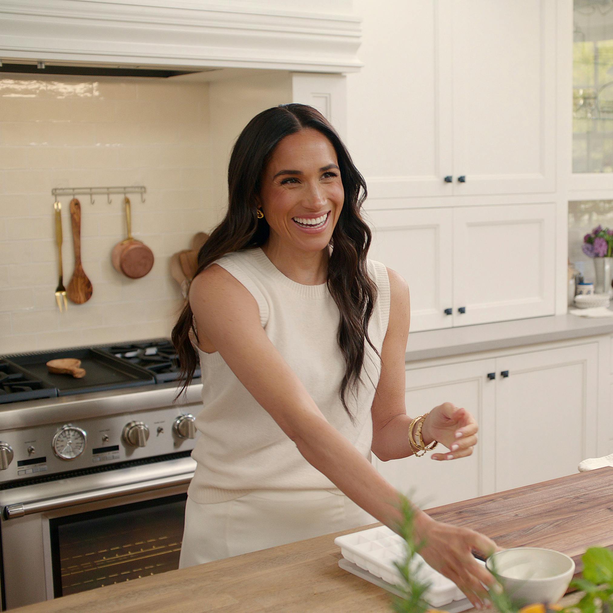 Meghan Markle har tilsyneladende ikke helt styr på køkkenhygiejnen – i hvert fald viser hun i sin nye Netflix-serie, at hun har rå kylling det HELT forkerte sted