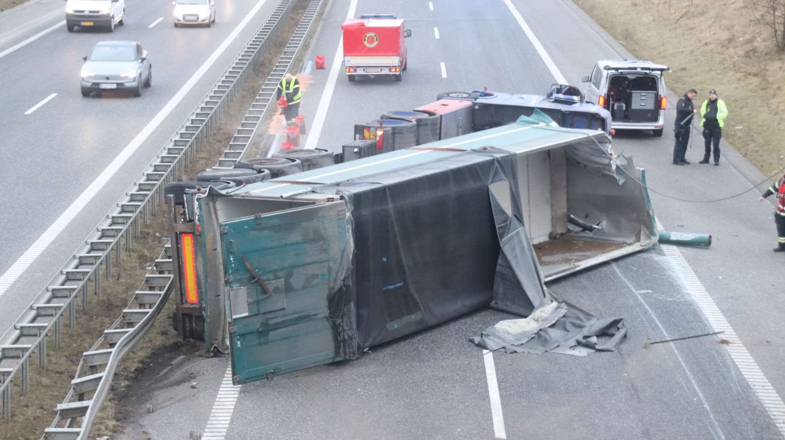 En væltet lastbil skaber store problemer for trafikken torsdag formiddag.