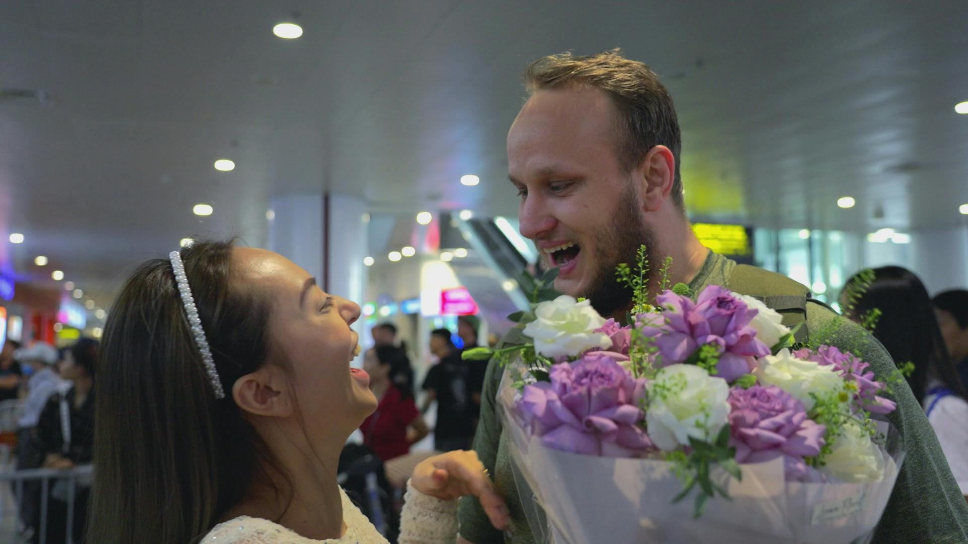 Daniel og Huyen facetimer det meste af dagen, hvor han følger med i hendes vietnamesiske byture hjemme fra lejligheden i Danmark.