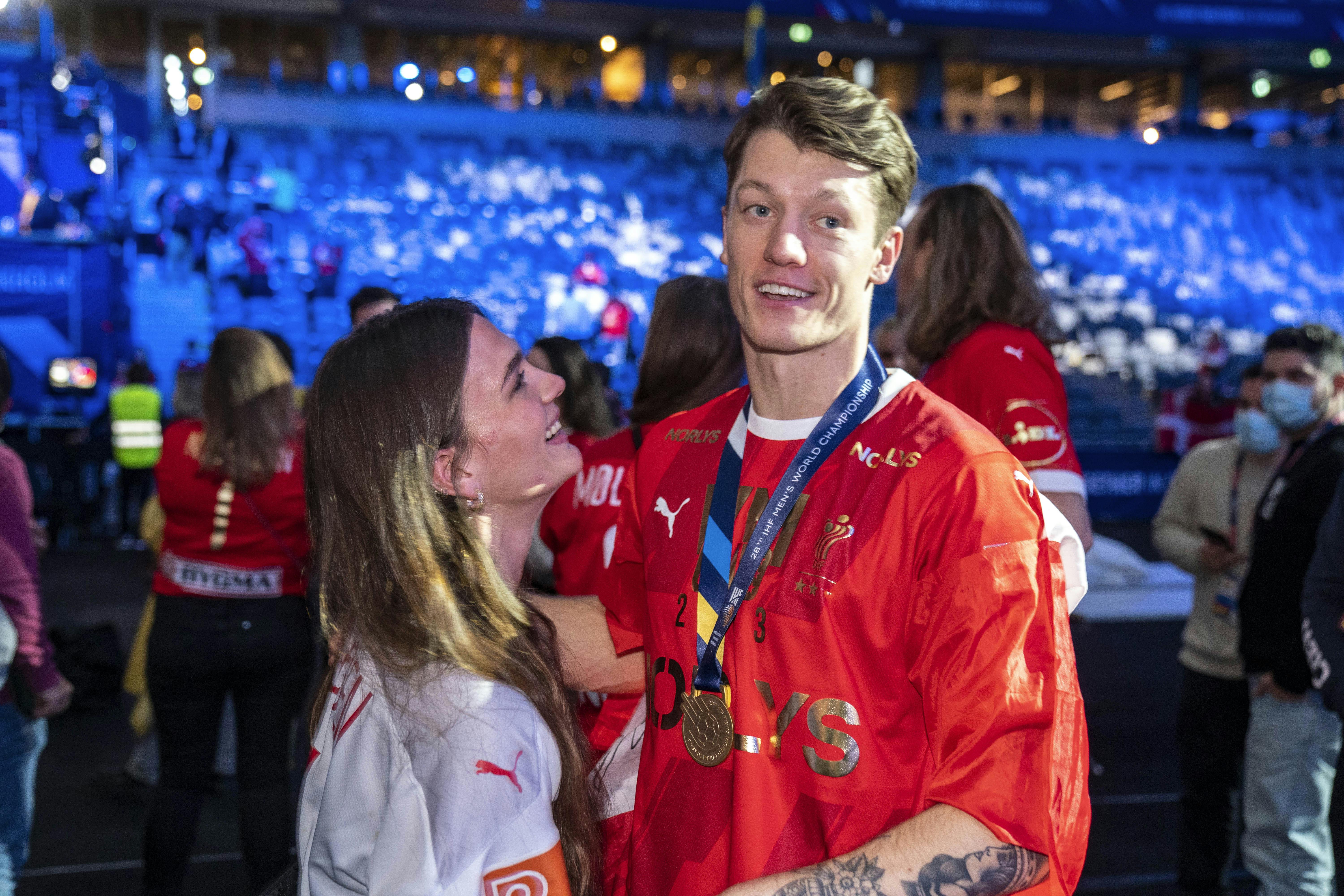 Emil og Helena spiller en stor rolle for hinanden, når den ene part skal træffe en stor beslutning om karrierens fremtid.