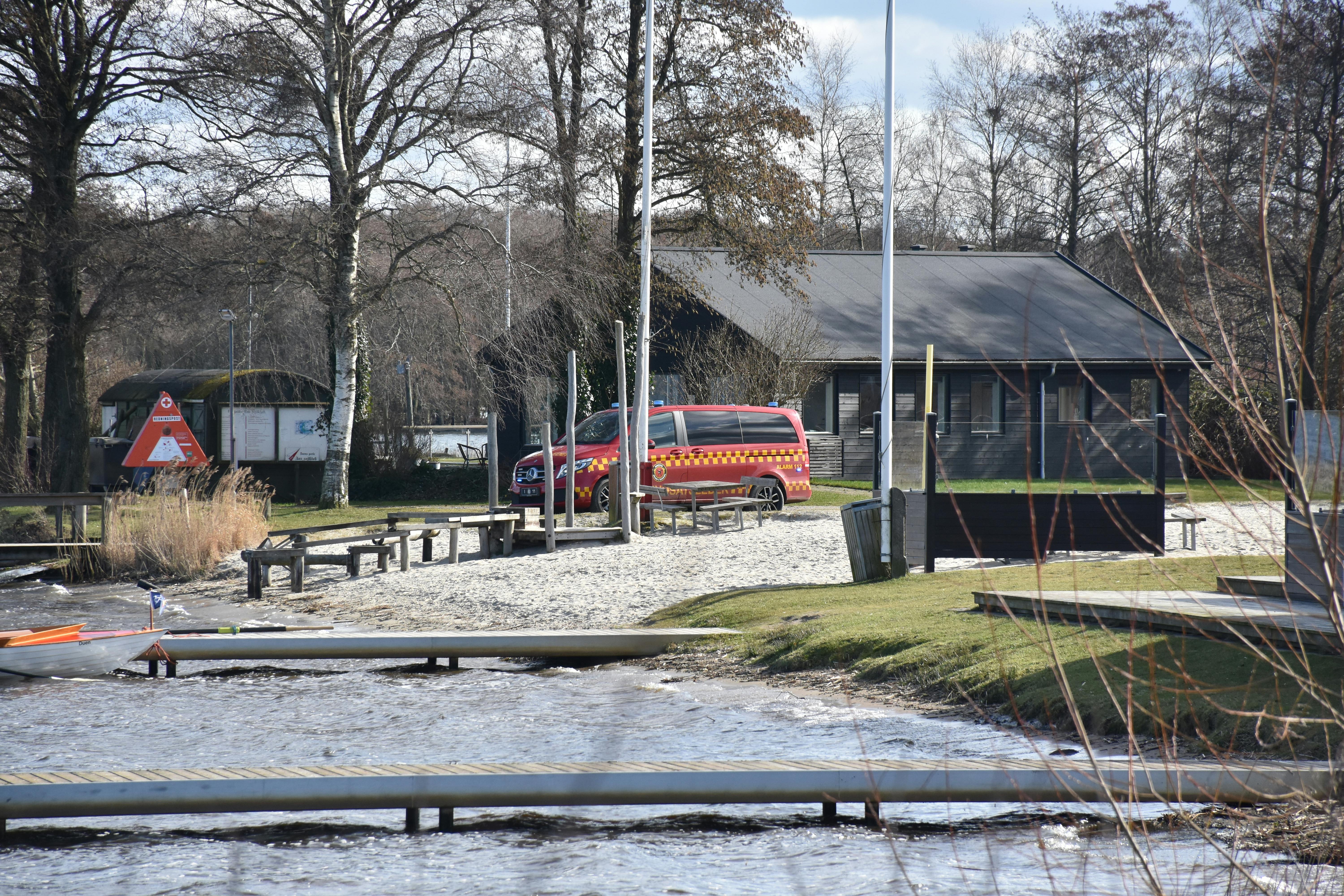 En person er fredag fundet død i Tange sø i Midtjylland.