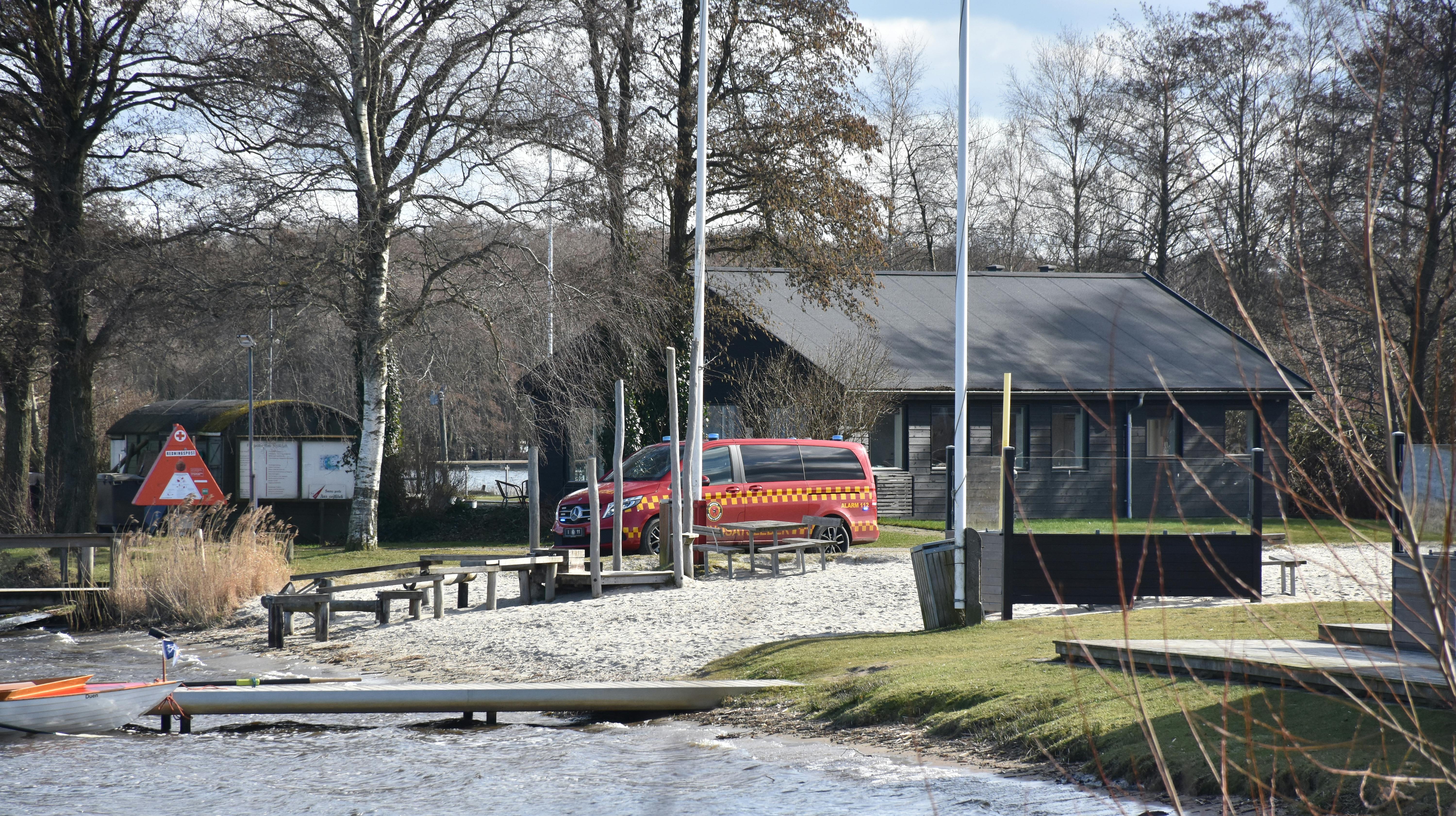 En person er fredag fundet død i Tange sø i Midtjylland.