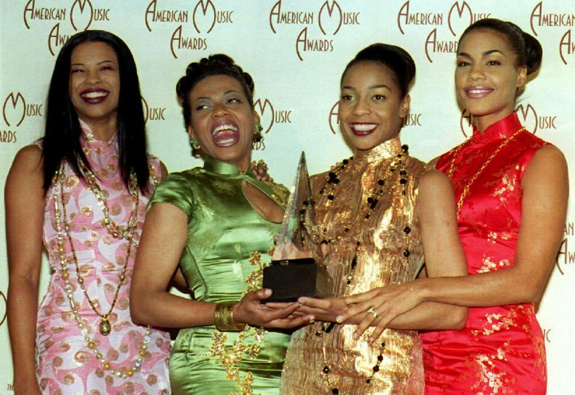 Members of the musical group "En Vogue" (from L): Dawn Robinson, Maxine Jones, Terry Ellis and Cindy Herron hold their trophy 25 January 1993 at the American Music Awards in Los Angeles, CA .