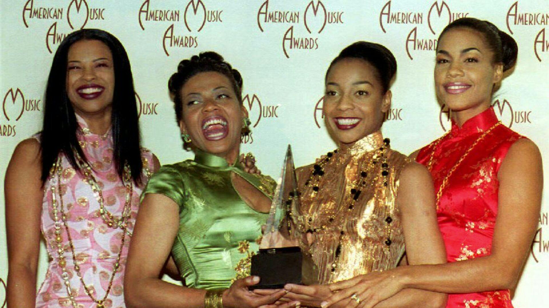 Members of the musical group "En Vogue" (from L): Dawn Robinson, Maxine Jones, Terry Ellis and Cindy Herron hold their trophy 25 January 1993 at the American Music Awards in Los Angeles, CA .
