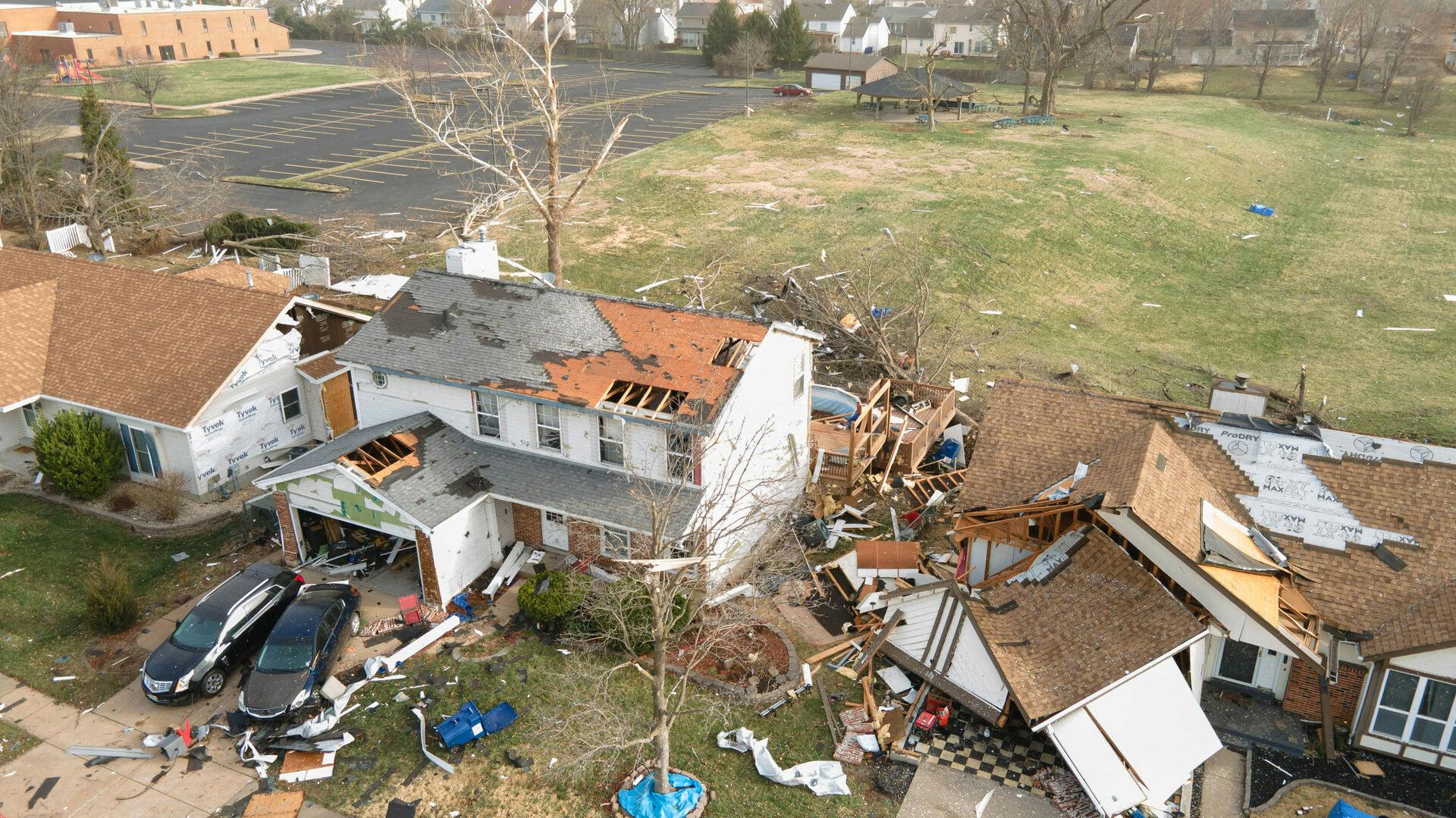 En serie af tornadoer og en storm har ramt USA og dræbt mindst 10 personer i Missouri.